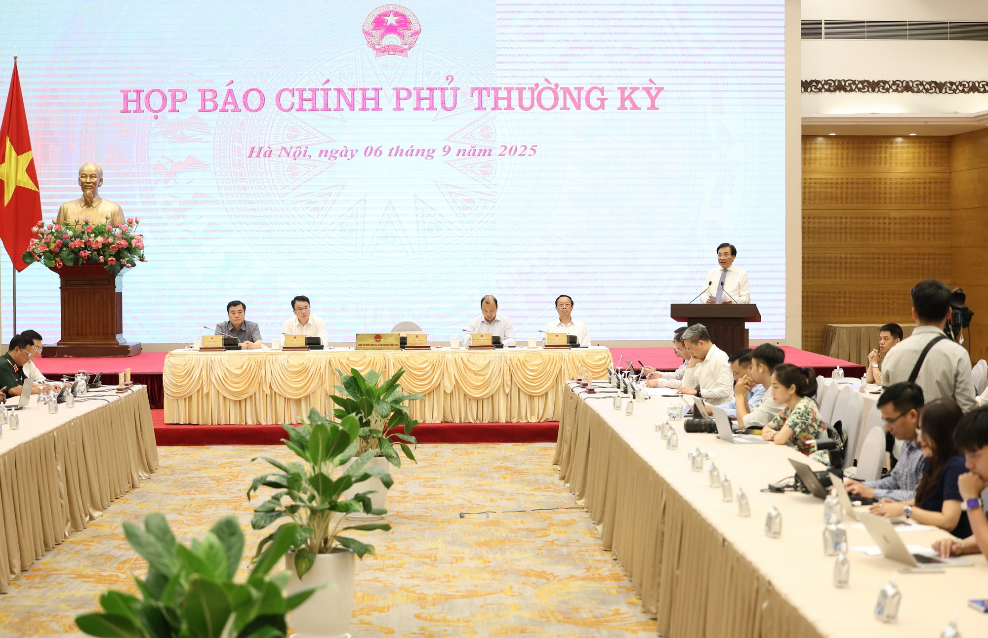 Họp báo Chính phủ thường kỳ tháng 8: KTXH tiếp tục xu hướng tích cực trên hầu hết các lĩnh vực- Ảnh 1.
