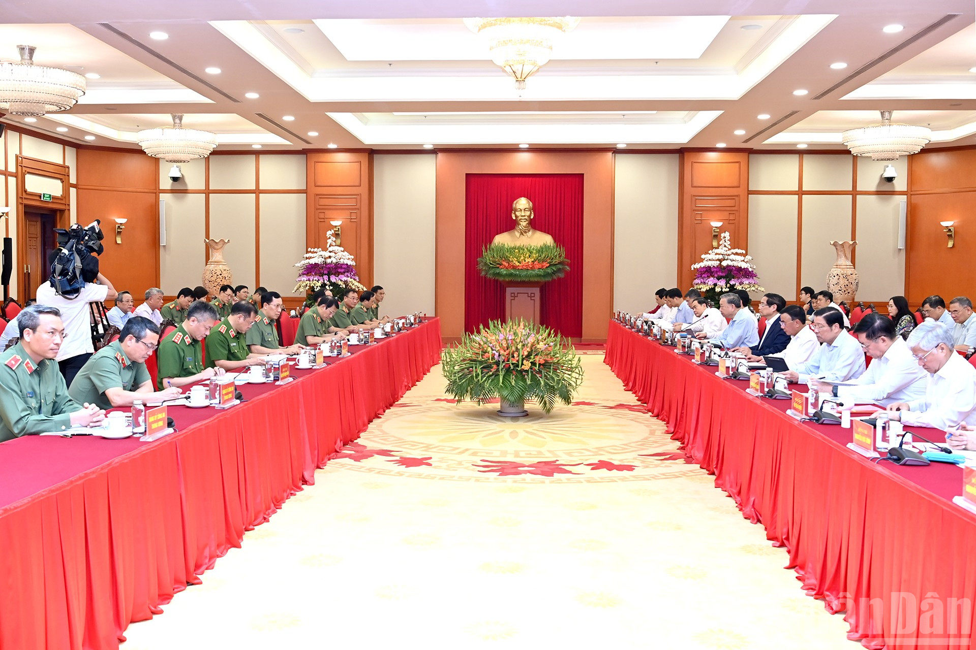 Tổng Bí thư Tô Lâm chủ trì cuộc làm việc của Bộ Chính trị với Ban Thường vụ Đảng ủy Công an Trung ương- Ảnh 1. Tổng Bí thư Tô Lâm chủ trì cuộc làm việc của Bộ Chính trị với Ban Thường vụ Đảng ủy Công an Trung ương- Ảnh 1.