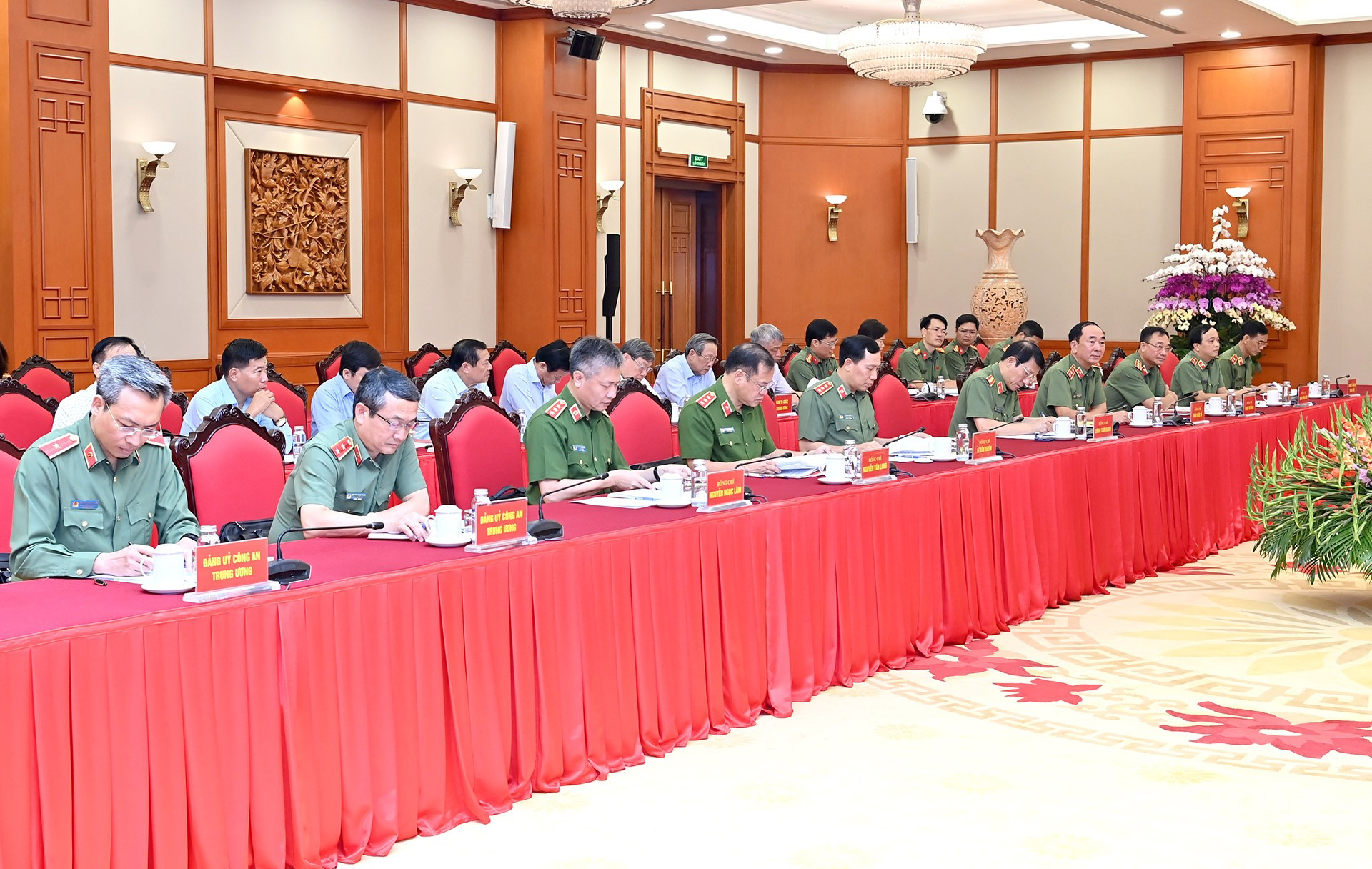 Tổng Bí thư Tô Lâm chủ trì cuộc làm việc của Bộ Chính trị với Ban Thường vụ Đảng ủy Công an Trung ương- Ảnh 5. Tổng Bí thư Tô Lâm chủ trì cuộc làm việc của Bộ Chính trị với Ban Thường vụ Đảng ủy Công an Trung ương- Ảnh 5.