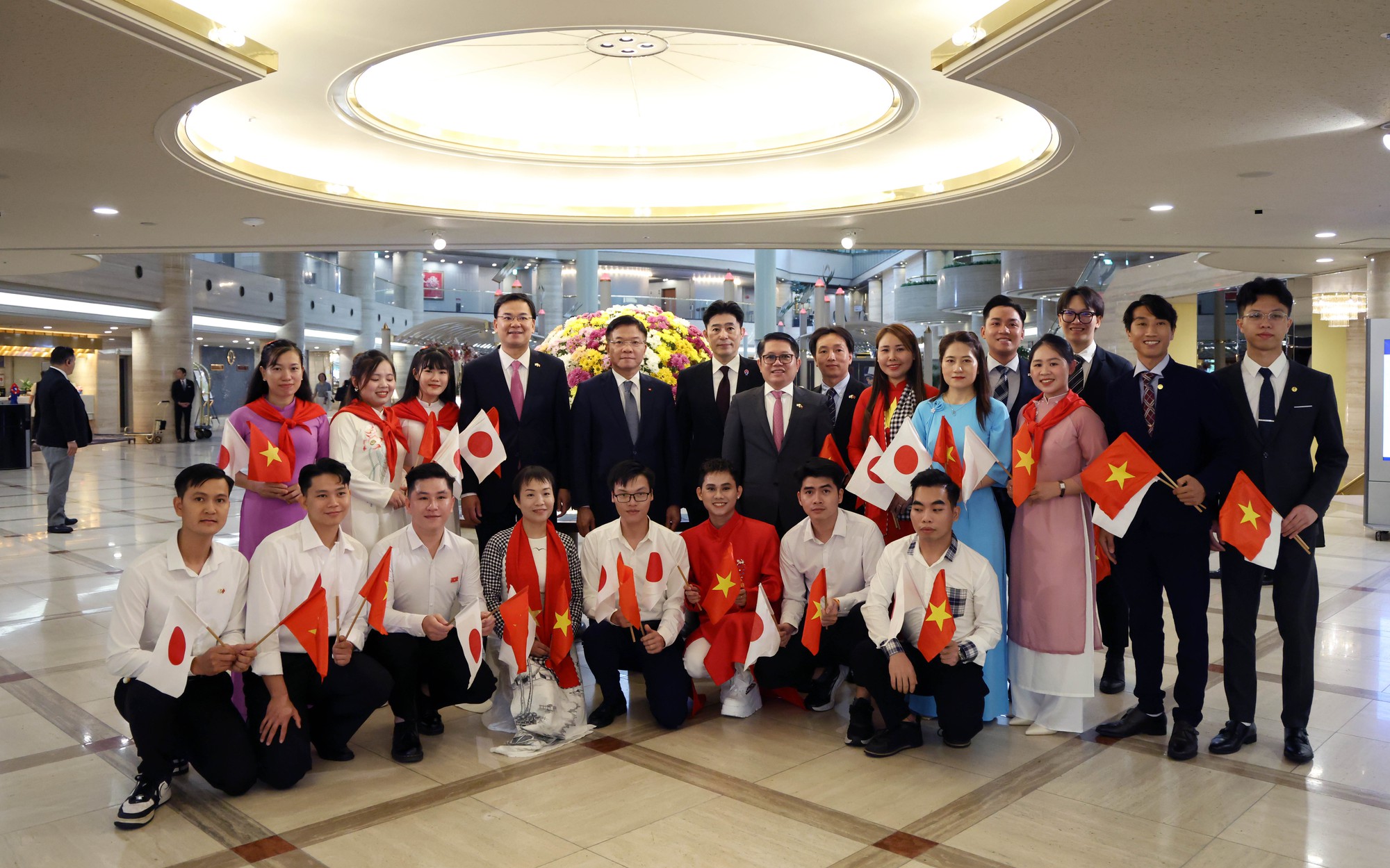 Phó Thủ tướng Lê Thành Long gặp mặt Cộng đồng người Việt Nam tại Kansai- Ảnh 6.
