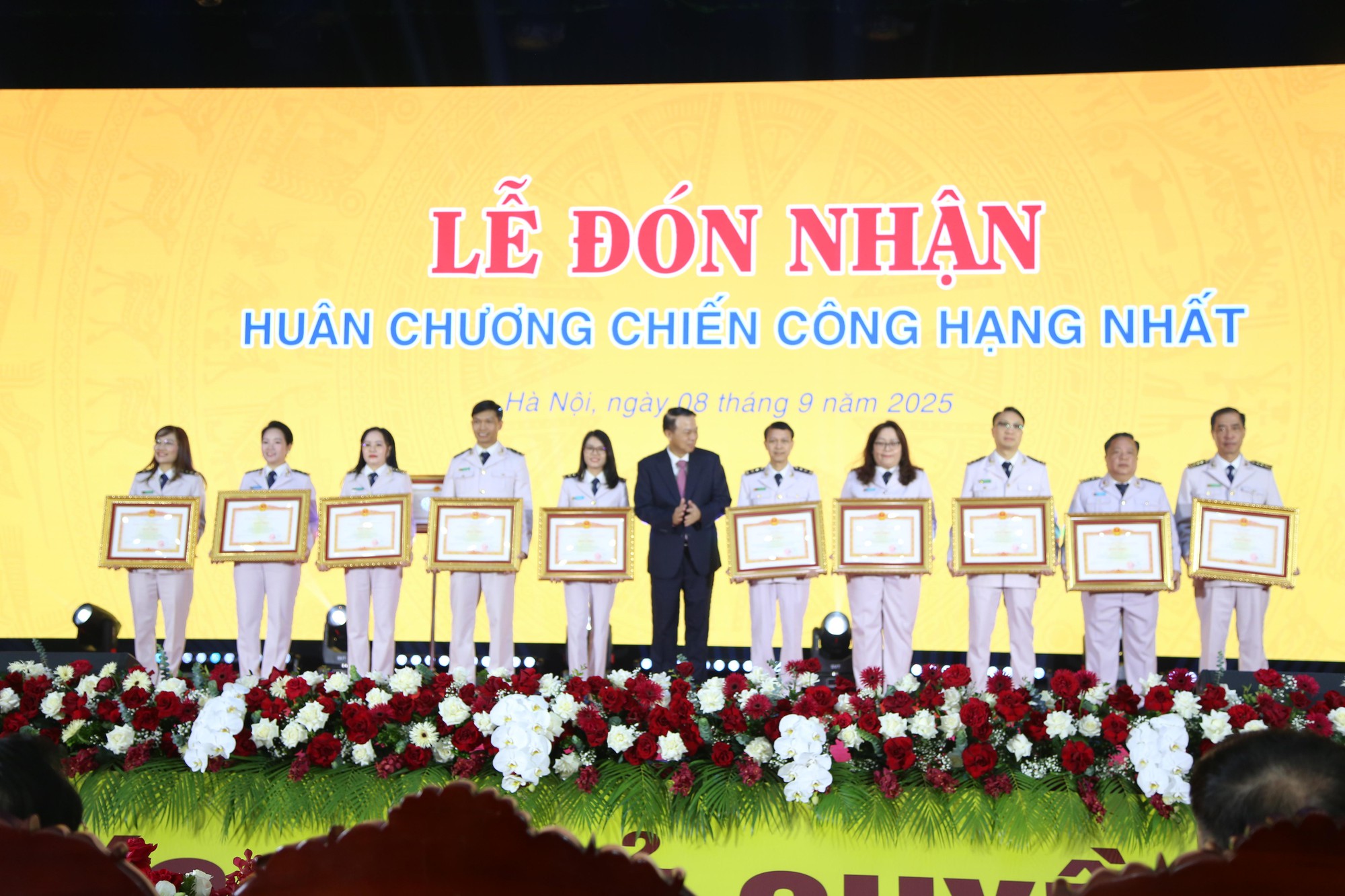Hải quan đón nhận Huân chương Chiến công hạng Nhất nhân kỷ niệm 80 năm ngày truyền thống- Ảnh 4. Hải quan đón nhận Huân chương Chiến công hạng Nhất nhân kỷ niệm 80 năm ngày truyền thống- Ảnh 4.