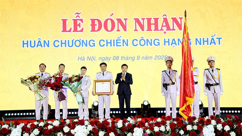 Hải quan đón nhận Huân chương Chiến công hạng Nhất nhân kỷ niệm 80 năm ngày truyền thống- Ảnh 3. Hải quan đón nhận Huân chương Chiến công hạng Nhất nhân kỷ niệm 80 năm ngày truyền thống- Ảnh 3.
