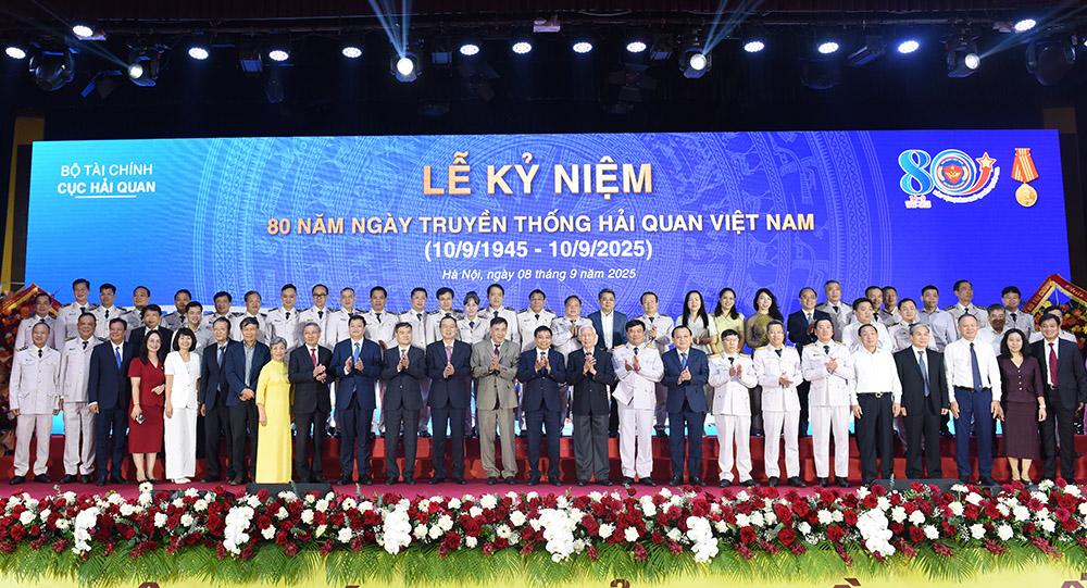 Hải quan đón nhận Huân chương Chiến công hạng Nhất nhân kỷ niệm 80 năm ngày truyền thống- Ảnh 5. Hải quan đón nhận Huân chương Chiến công hạng Nhất nhân kỷ niệm 80 năm ngày truyền thống- Ảnh 5.