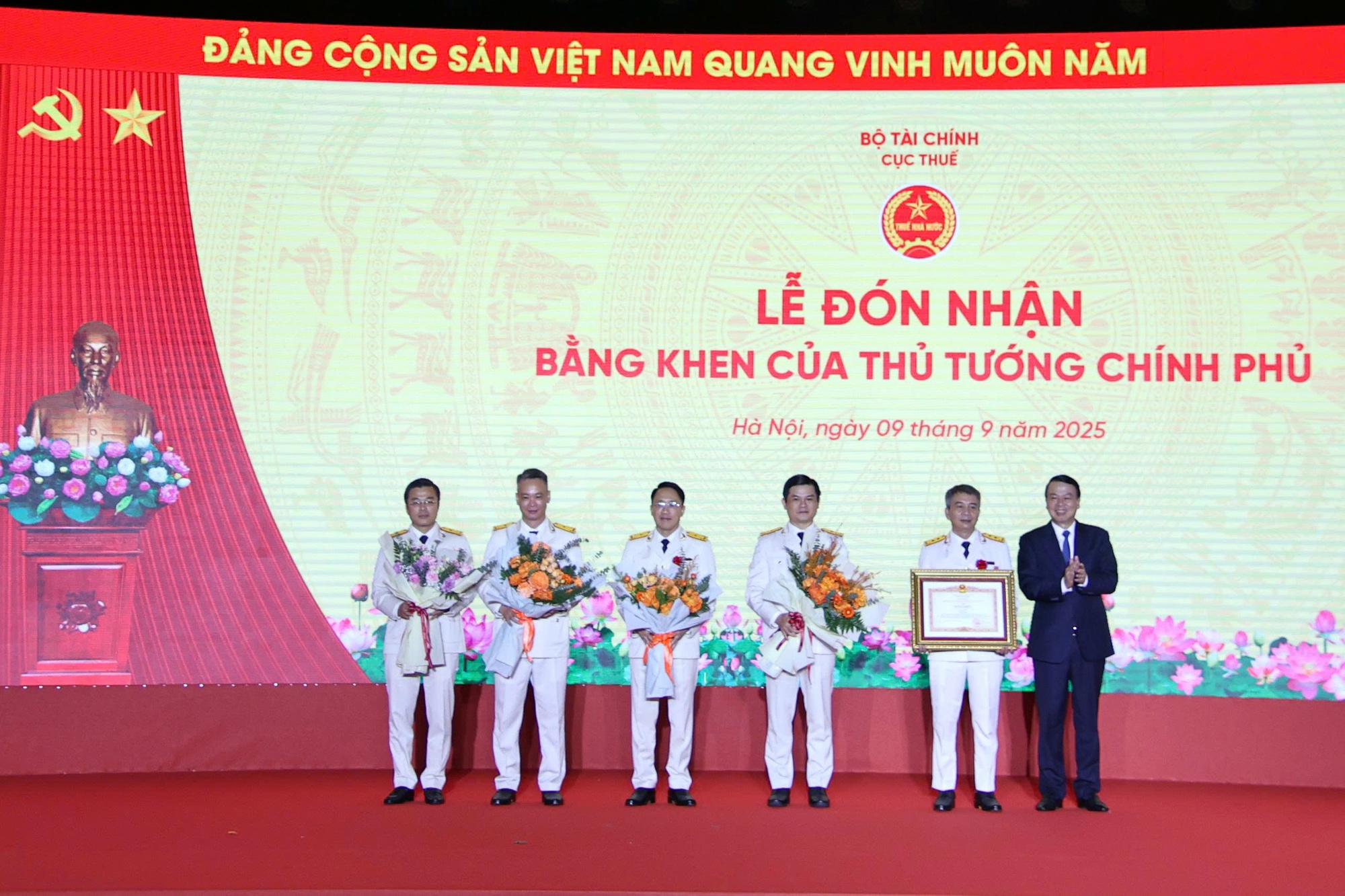 Ngành Thuế Việt Nam: 80 năm đồng hành xây dựng và phát triển đất nước- Ảnh 4. Ngành Thuế Việt Nam: 80 năm đồng hành xây dựng và phát triển đất nước- Ảnh 4.
