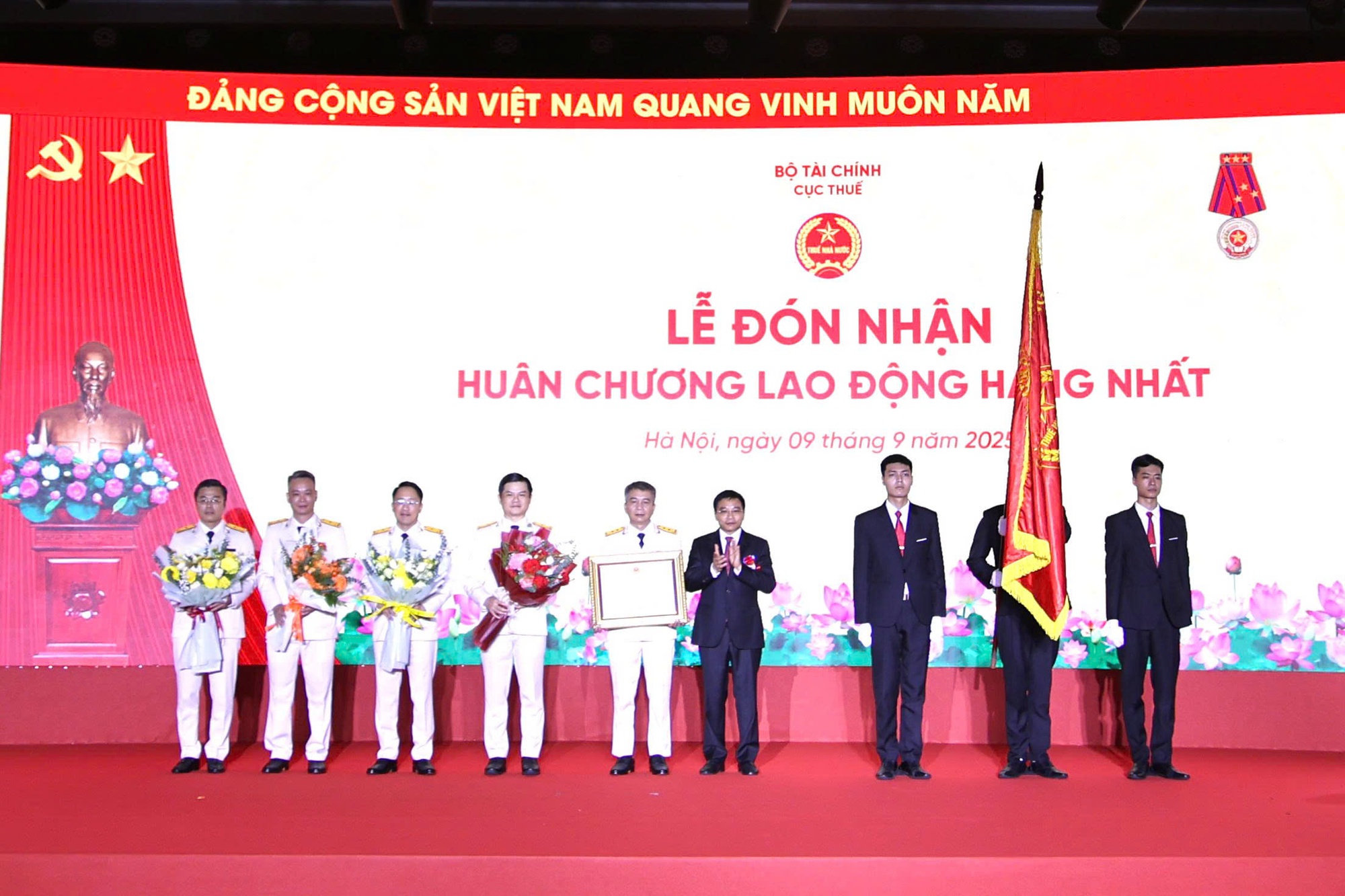Ngành Thuế Việt Nam: 80 năm đồng hành xây dựng và phát triển đất nước- Ảnh 3. Ngành Thuế Việt Nam: 80 năm đồng hành xây dựng và phát triển đất nước- Ảnh 3.