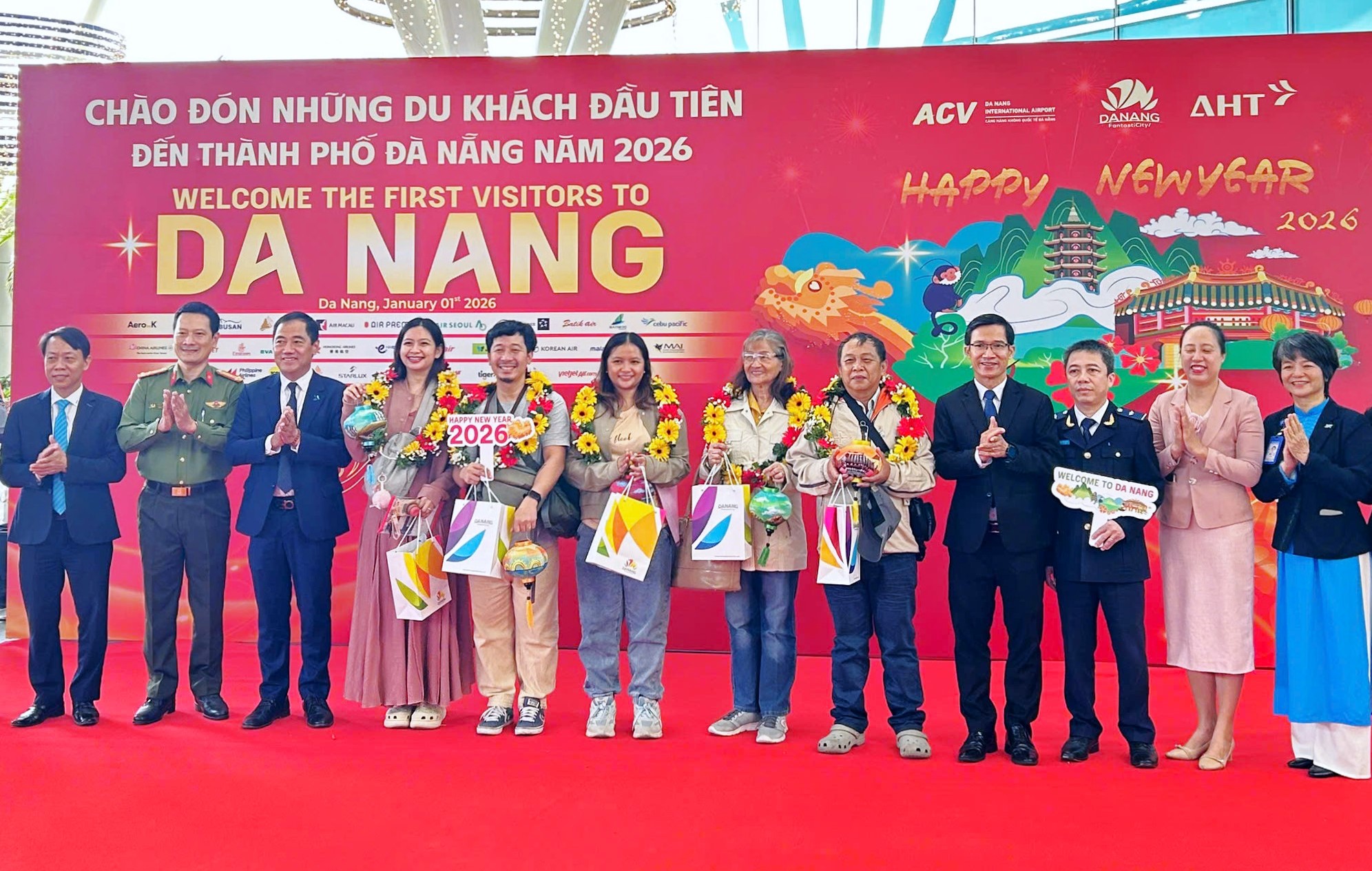 Các địa phương miền Trung tưng bừng chào đón du khách đầu tiên năm 2026- Ảnh 1.