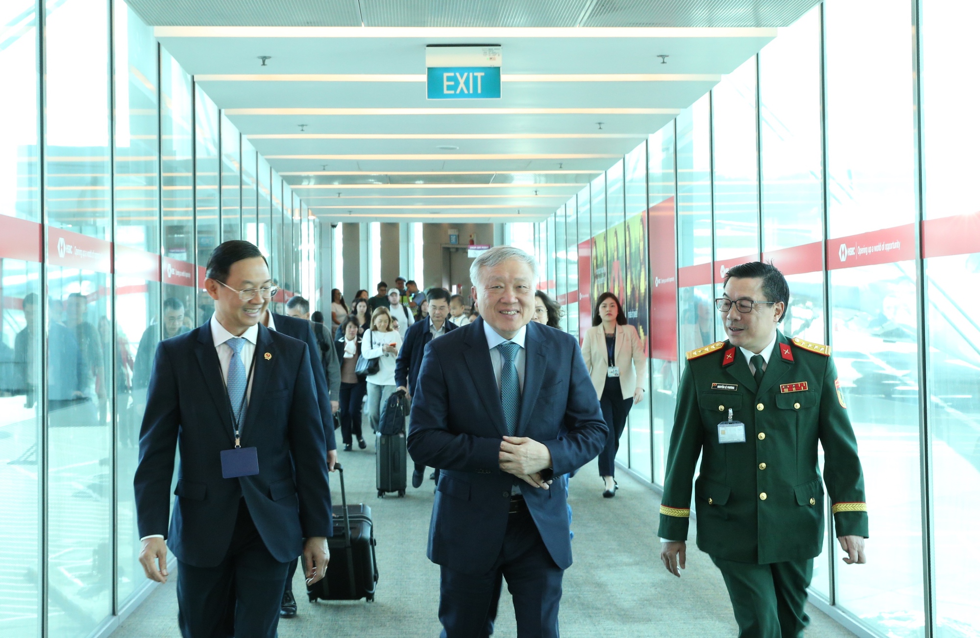 Phó Thủ tướng Thường trực Chính phủ Nguyễn Hòa Bình tới Singapore- Ảnh 1.