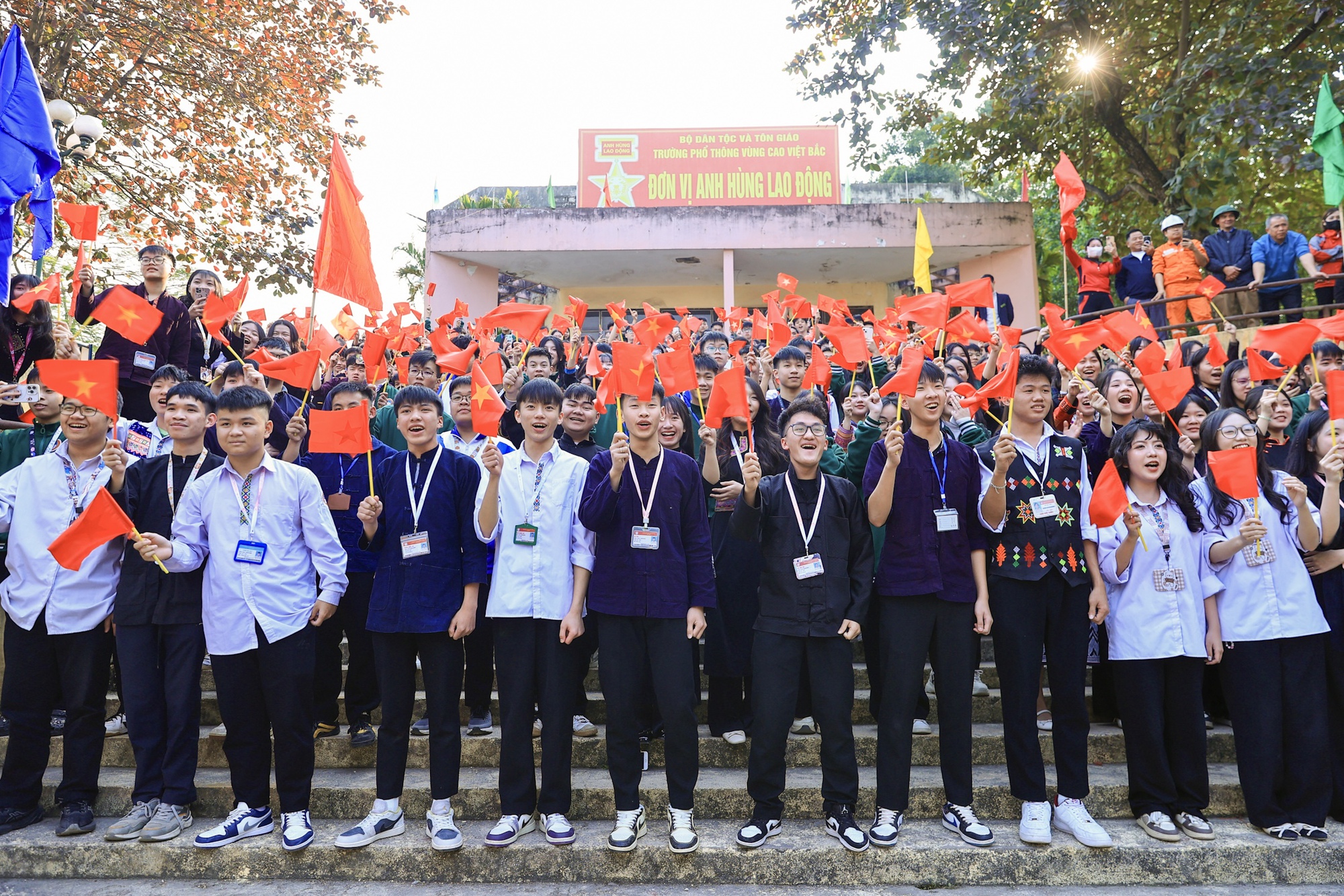 Thủ tướng dự khởi công 3 ngôi trường của "tình dân tộc, nghĩa đồng bào"- Ảnh 4. Thủ tướng dự khởi công 3 ngôi trường của "tình dân tộc, nghĩa đồng bào"- Ảnh 4.