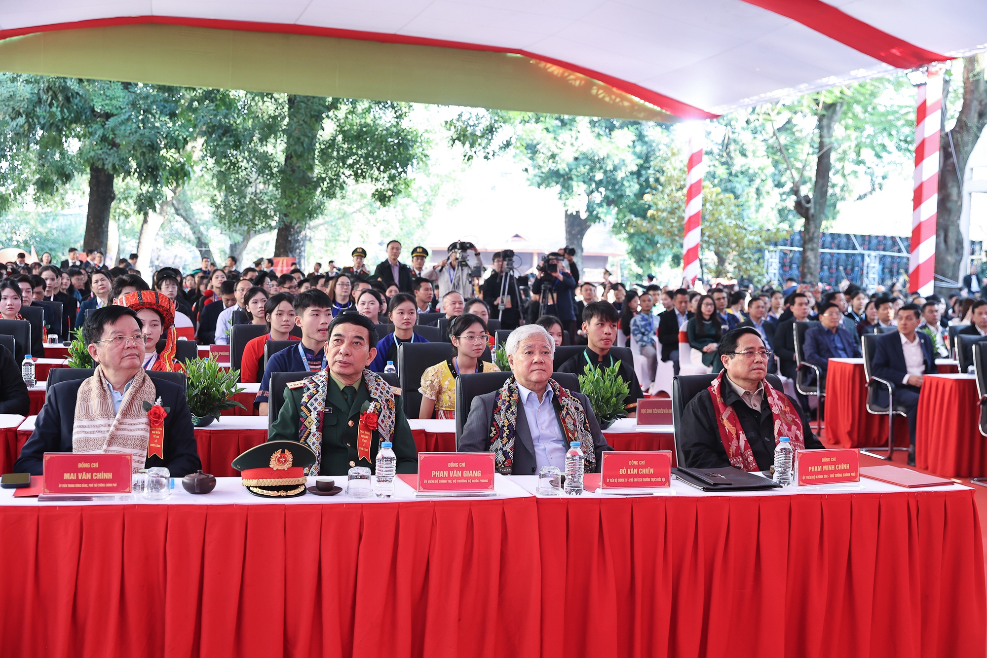 Thủ tướng dự khởi công 3 ngôi trường của "tình dân tộc, nghĩa đồng bào"- Ảnh 3. Thủ tướng dự khởi công 3 ngôi trường của "tình dân tộc, nghĩa đồng bào"- Ảnh 3.