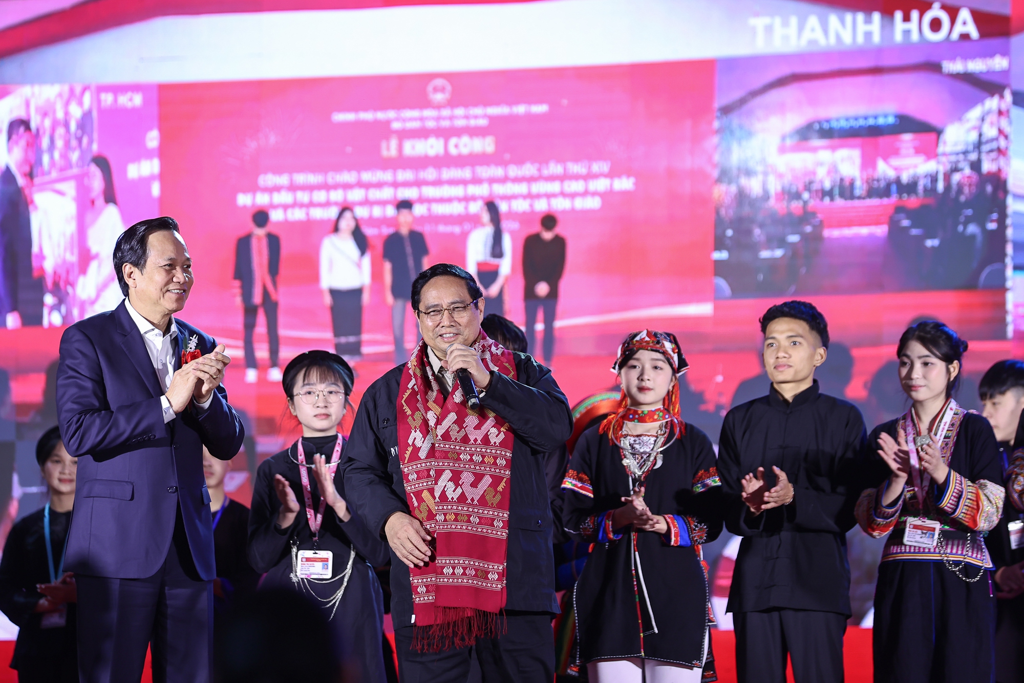 Thủ tướng dự khởi công 3 ngôi trường của "tình dân tộc, nghĩa đồng bào"- Ảnh 10. Thủ tướng dự khởi công 3 ngôi trường của "tình dân tộc, nghĩa đồng bào"- Ảnh 10.