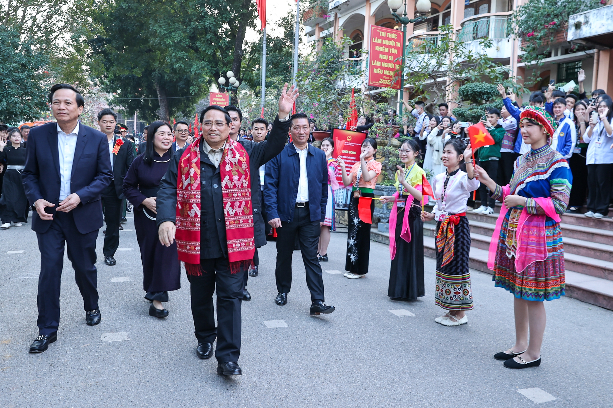 Thủ tướng dự khởi công 3 ngôi trường của "tình dân tộc, nghĩa đồng bào"- Ảnh 2. Thủ tướng dự khởi công 3 ngôi trường của "tình dân tộc, nghĩa đồng bào"- Ảnh 2.