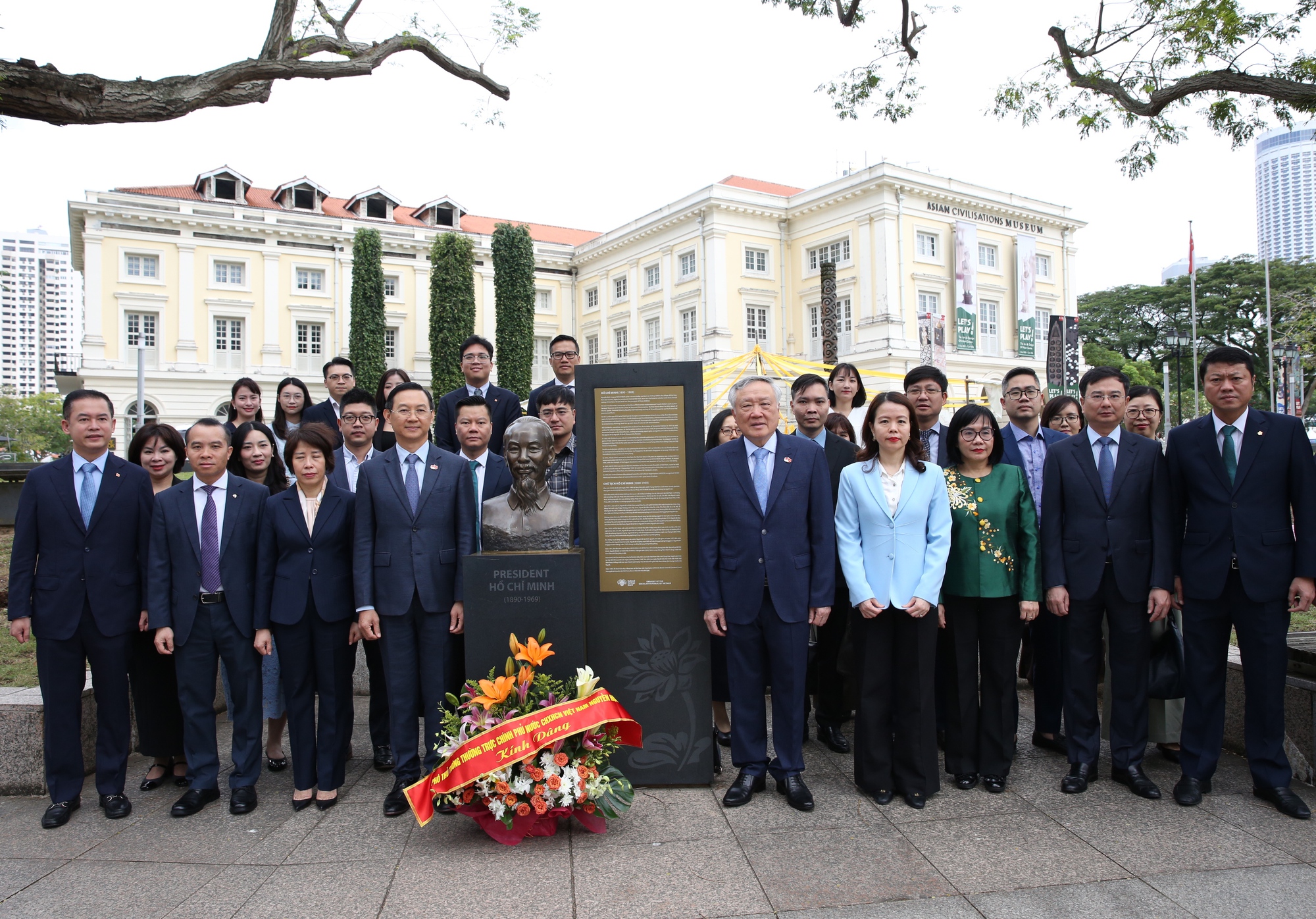 Phó Thủ tướng Thường trực Nguyễn Hòa Bình dâng hoa tại Tượng đài Chủ tịch Hồ Chí Minh ở Singapore- Ảnh 2.
