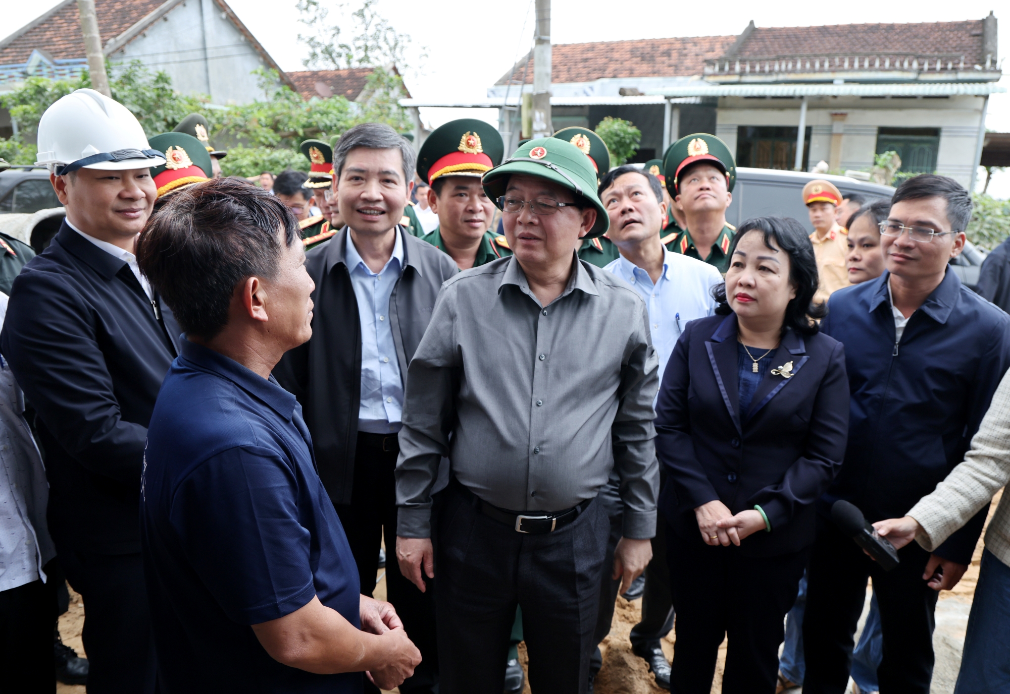 Hoàn thành dứt điểm "Chiến dịch Quang Trung", ổn định đời sống người dân vùng mưa lũ- Ảnh 2.