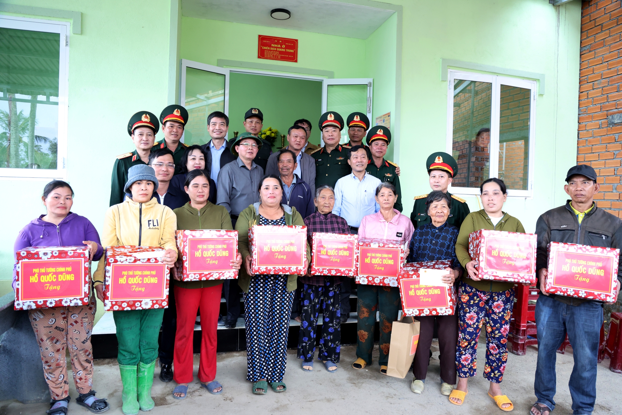 Hoàn thành dứt điểm "Chiến dịch Quang Trung", ổn định đời sống người dân vùng mưa lũ- Ảnh 5.