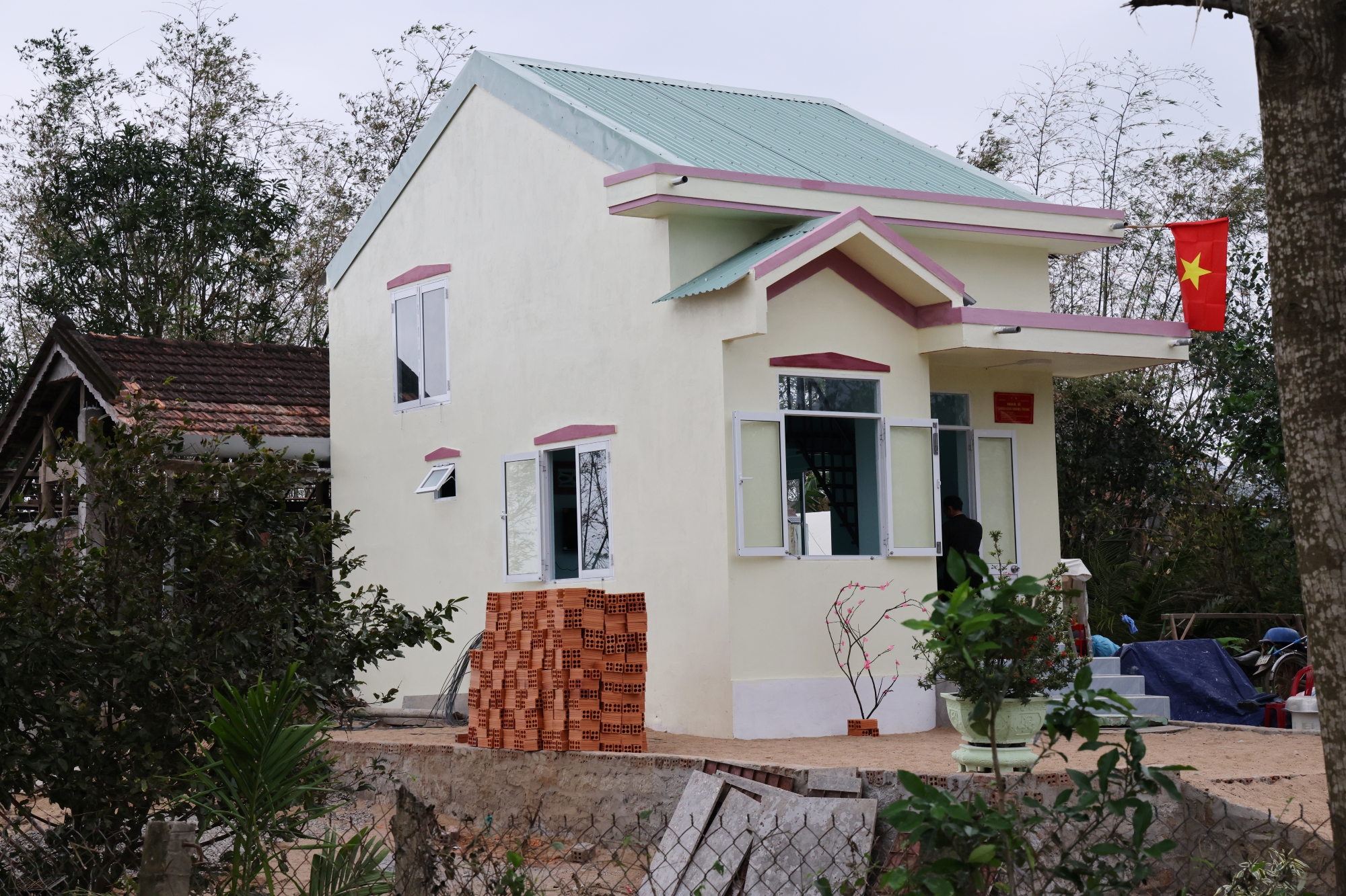 Hoàn thành dứt điểm "Chiến dịch Quang Trung", ổn định đời sống người dân vùng mưa lũ- Ảnh 6.