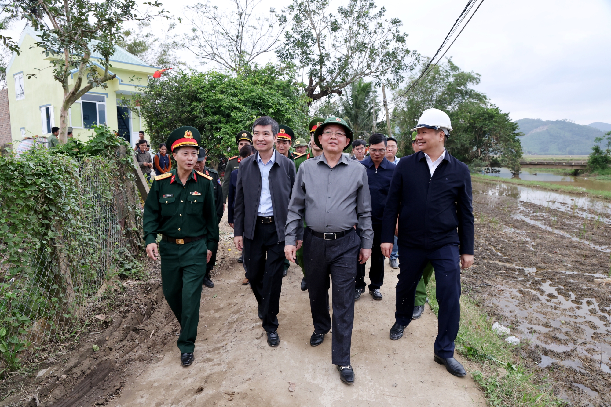Hoàn thành dứt điểm "Chiến dịch Quang Trung", ổn định đời sống người dân vùng mưa lũ- Ảnh 1.