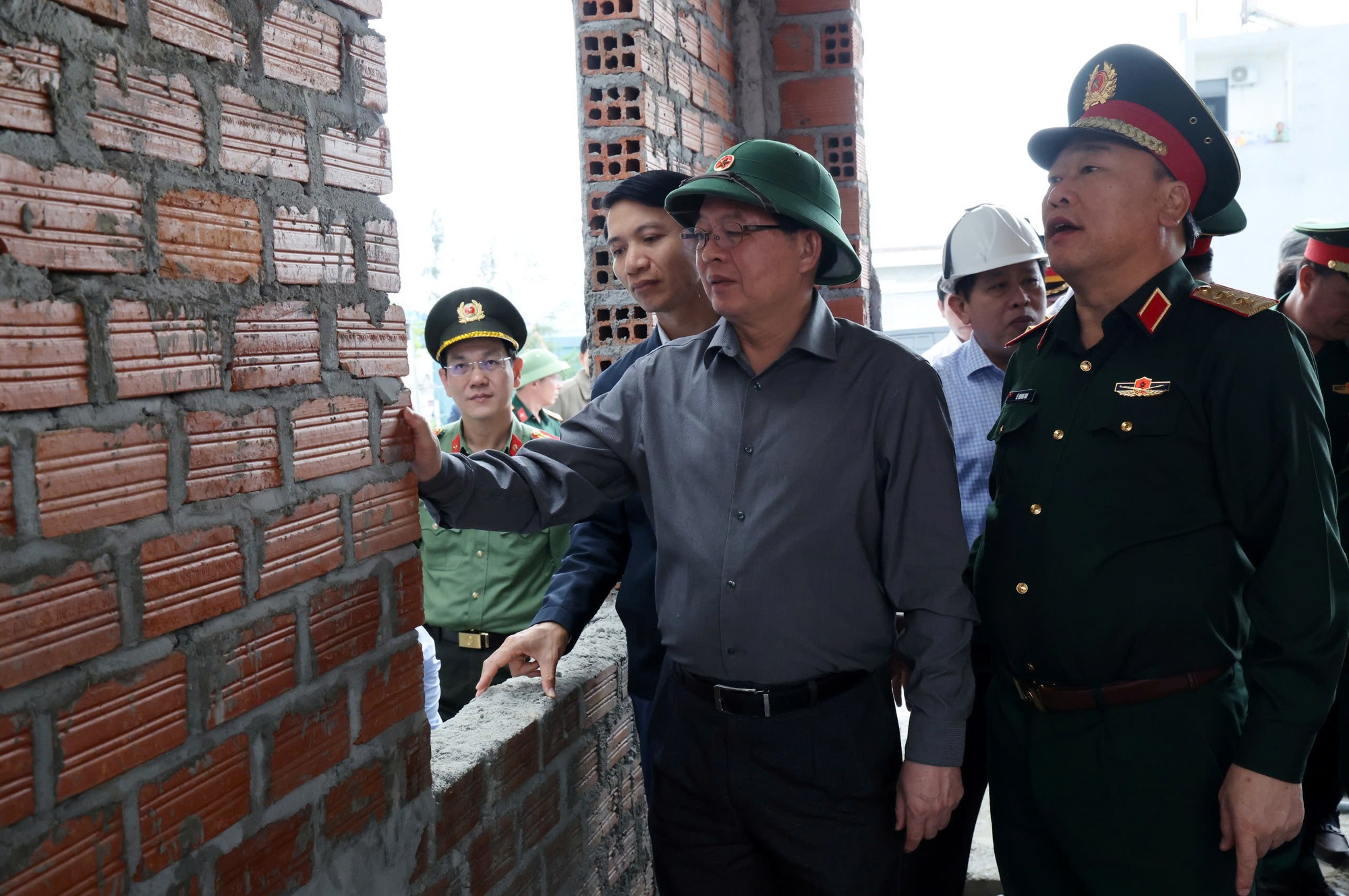 Hoàn thành dứt điểm xây dựng nhà ở cho người dân Gia Lai trước 15/1, không để ai thiếu chỗ ở- Ảnh 3.