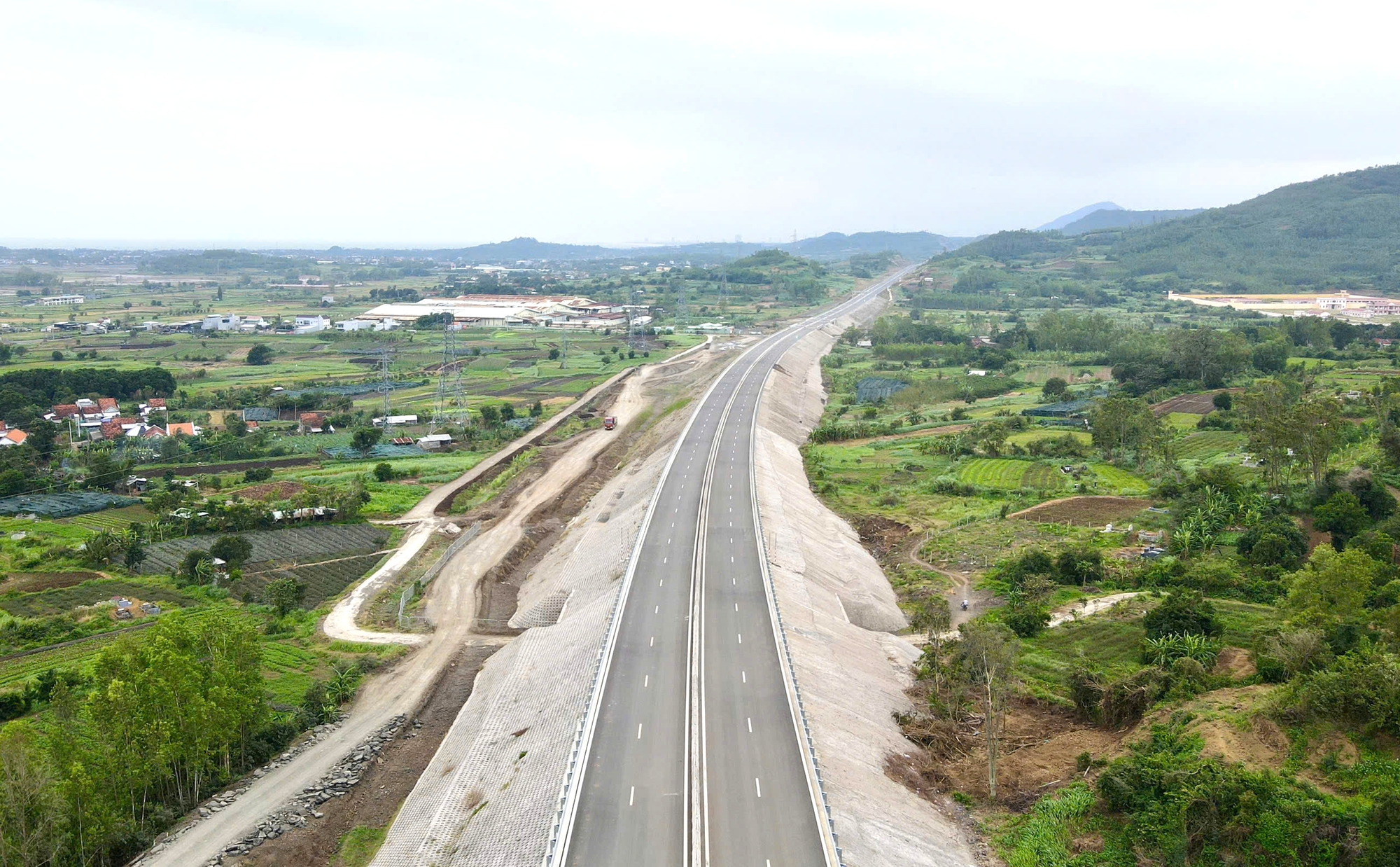 Khắc phục sạt trượt, đưa cao tốc Chí Thạnh-Vân Phong khai thác trước Tết Nguyên đán- Ảnh 2.