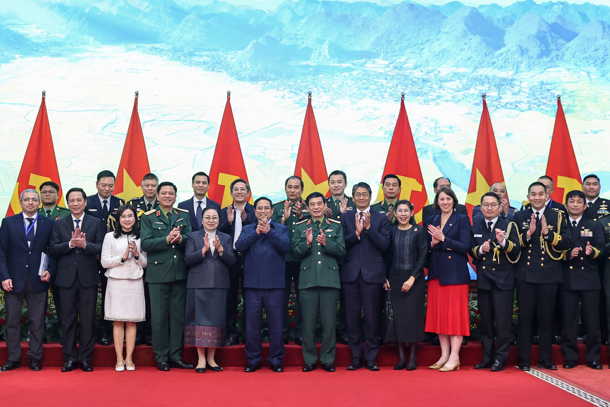 Thủ tướng: Cơ bản làm sạch ô nhiễm bom mìn vào thời điểm kỷ niệm 100 năm Quốc khánh- Ảnh 15.
