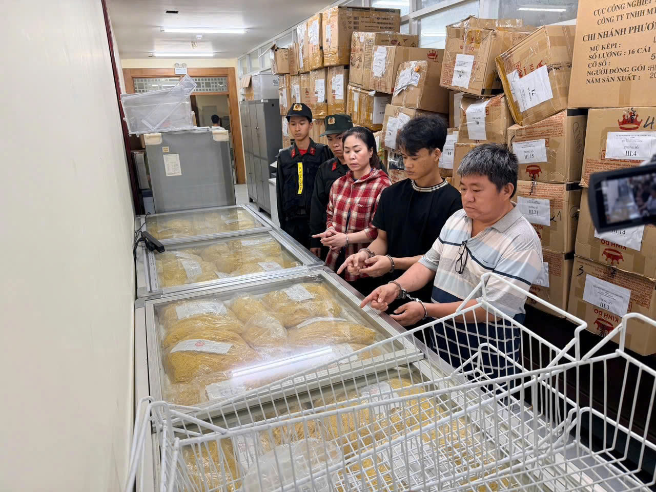 Triệt phá đường dây sản xuất mì sợi sử dụng hóa chất độc hại- Ảnh 1. Triệt phá đường dây sản xuất mì sợi sử dụng hóa chất độc hại- Ảnh 1.