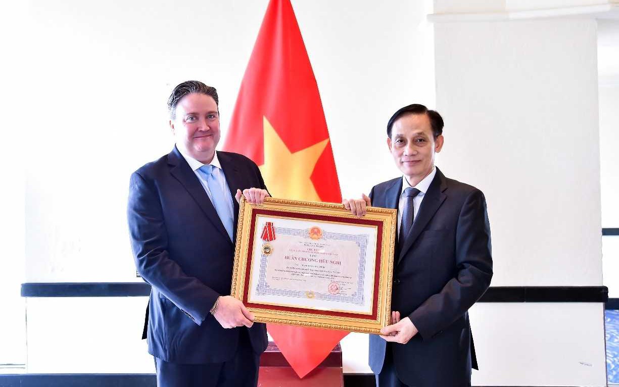 Trao Huân chương Hữu nghị cho Đại sứ Hoa Kỳ Marc Knapper
