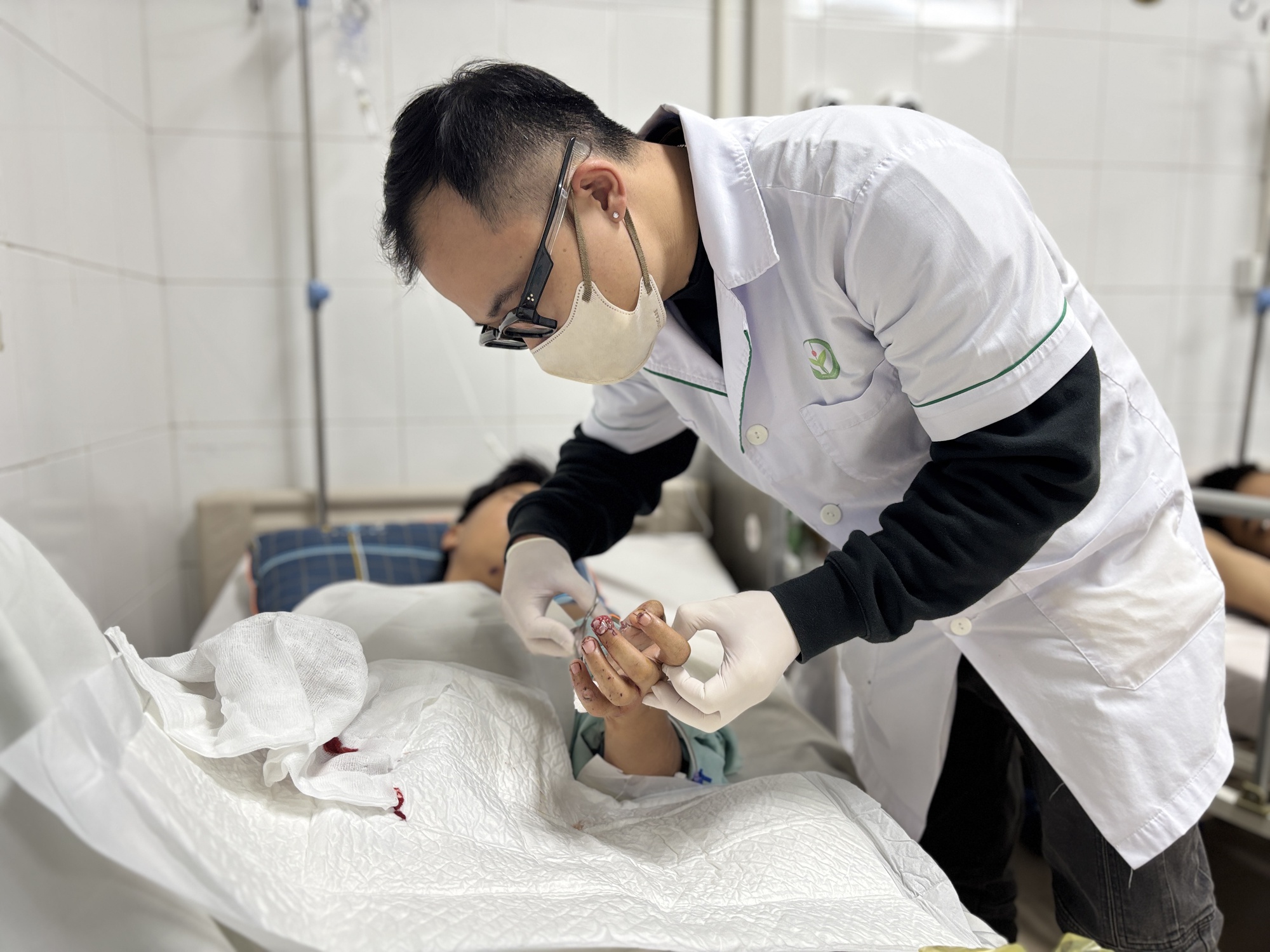 Cấp cứu liên tiếp 6 ca đa chấn thương do pháo nổ ngay tuần đầu tiên năm 2026- Ảnh 2.