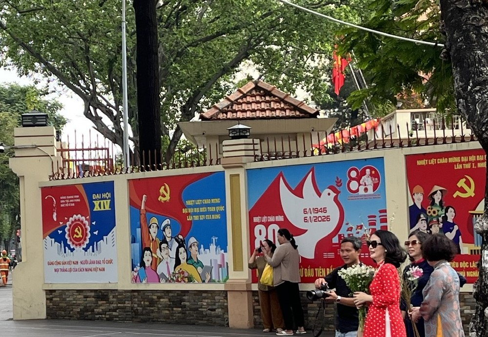 Rực rỡ cờ, hoa chào mừng Đại hội XIV của Đảng- Ảnh 5.