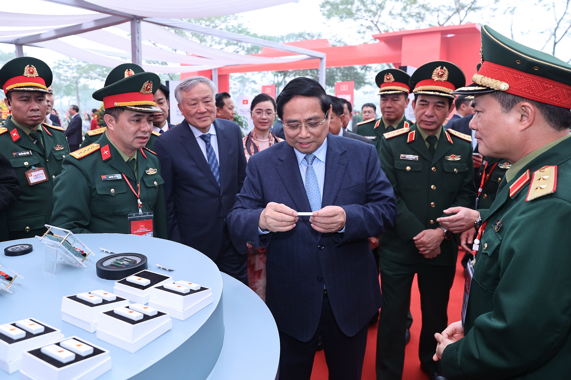 Thủ tướng: Nhà máy chế tạo chip bán dẫn công nghệ cao là mắt xích then chốt mà Việt Nam còn thiếu- Ảnh 2.