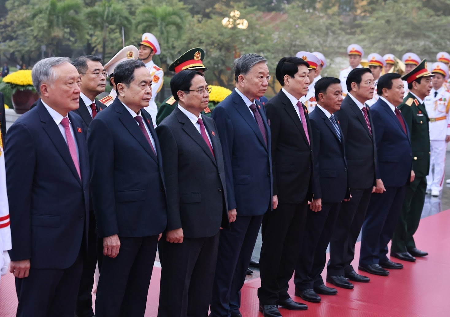 Đại biểu dự Đại hội Đảng lần thứ XIV vào Lăng viếng Chủ tịch Hồ Chí Minh- Ảnh 13.