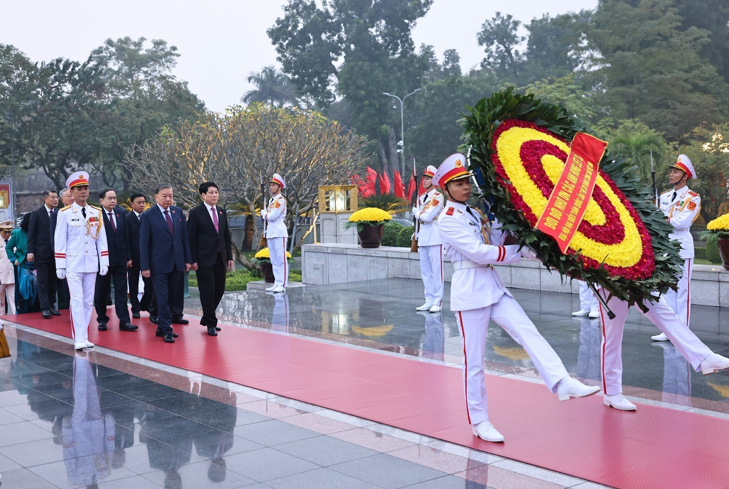 Đại biểu dự Đại hội Đảng lần thứ XIV vào Lăng viếng Chủ tịch Hồ Chí Minh- Ảnh 12.