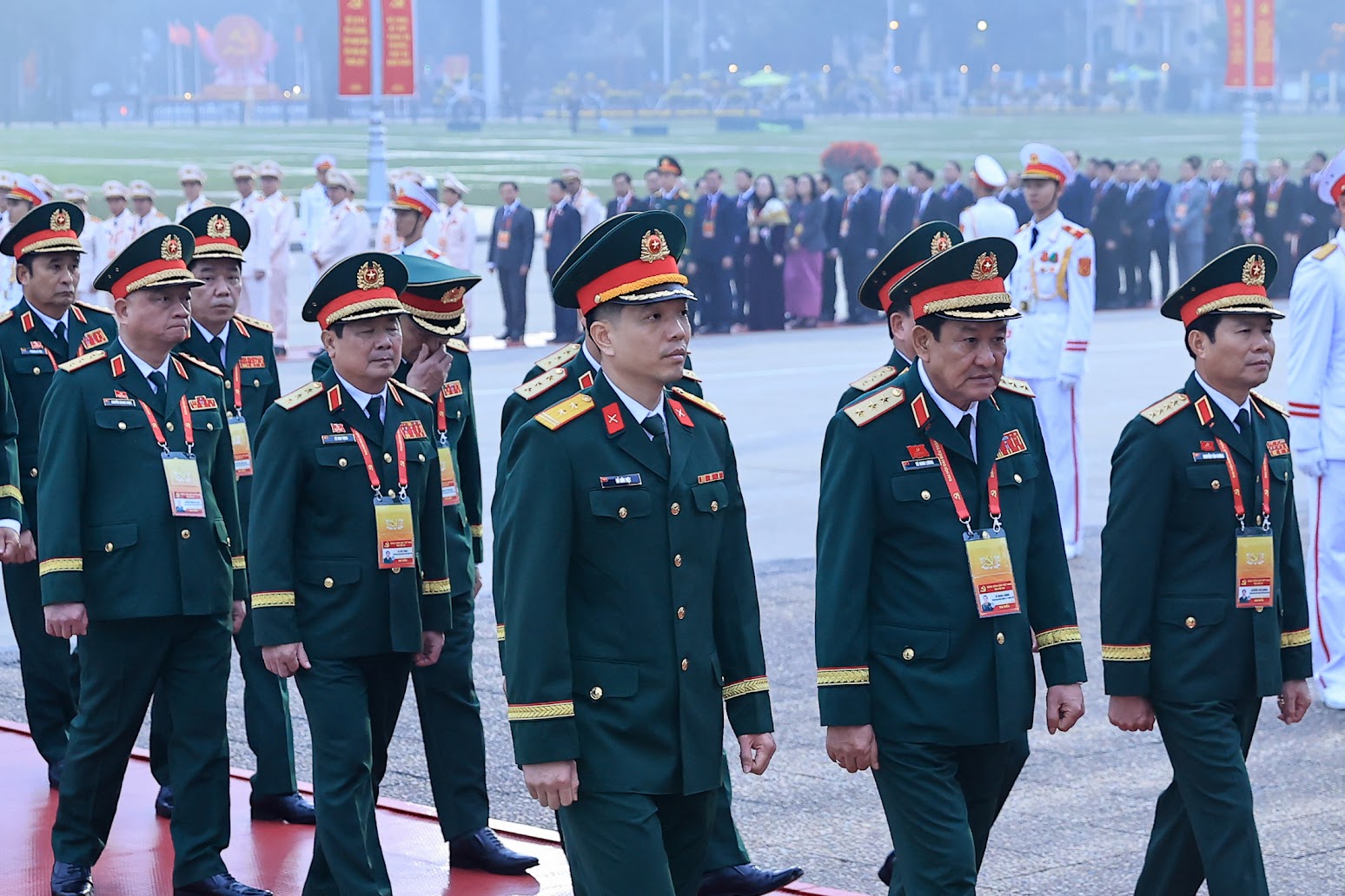 Đại biểu dự Đại hội Đảng lần thứ XIV vào Lăng viếng Chủ tịch Hồ Chí Minh- Ảnh 6.