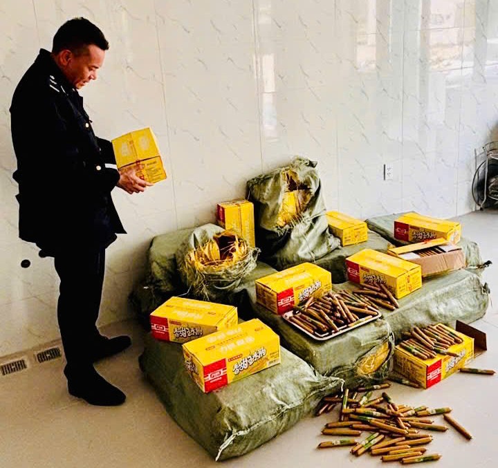 Hải quan chặn đứng thực phẩm đông lạnh và thuốc lá nhập lậu- Ảnh 1.