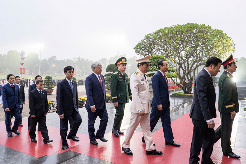Đại biểu dự Đại hội Đảng lần thứ XIV vào Lăng viếng Chủ tịch Hồ Chí Minh- Ảnh 5.