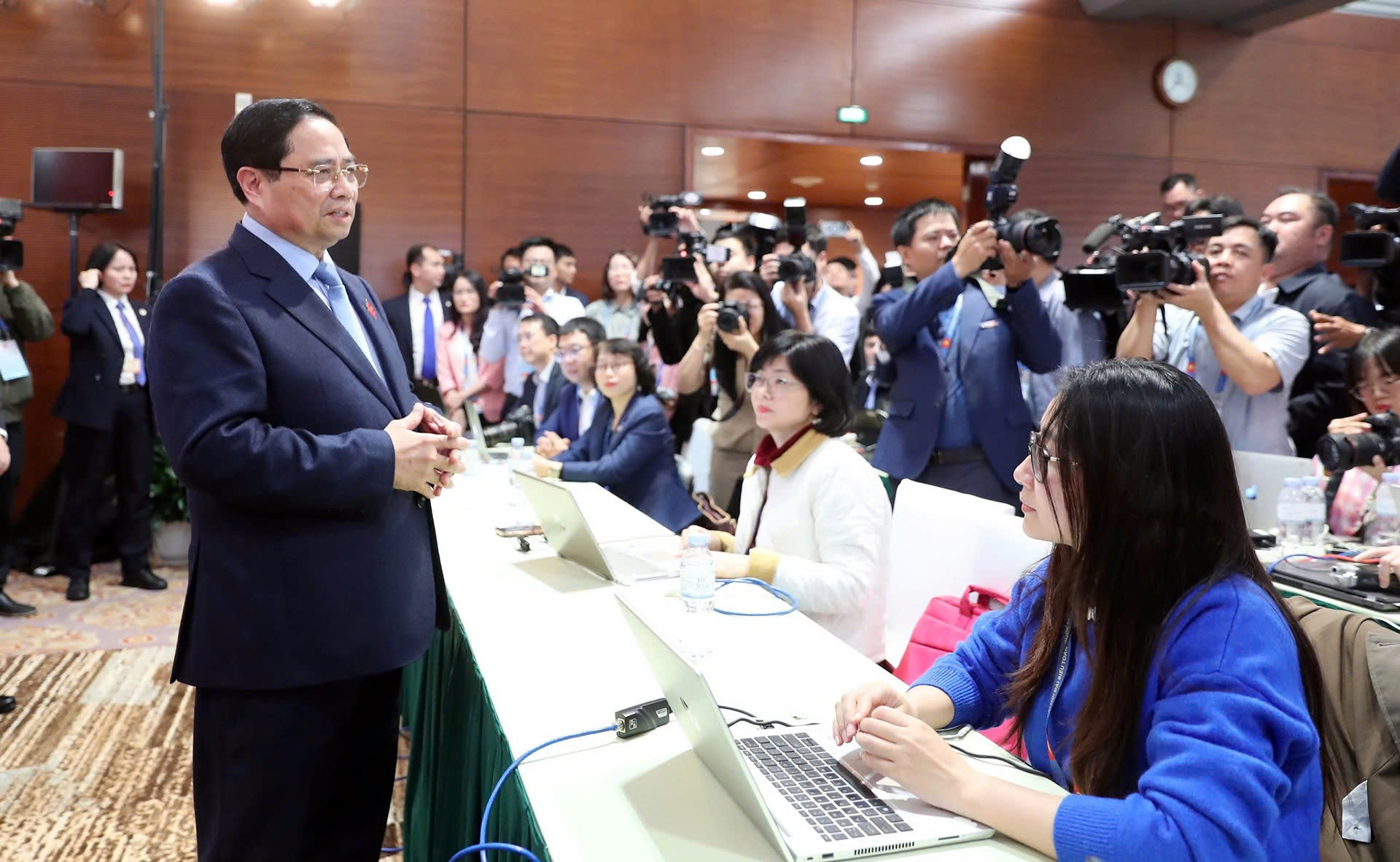 Thủ tướng Phạm Minh Chính thăm, động viên phóng viên báo chí tác nghiệp tại Đại hội XIV của Đảng- Ảnh 1.