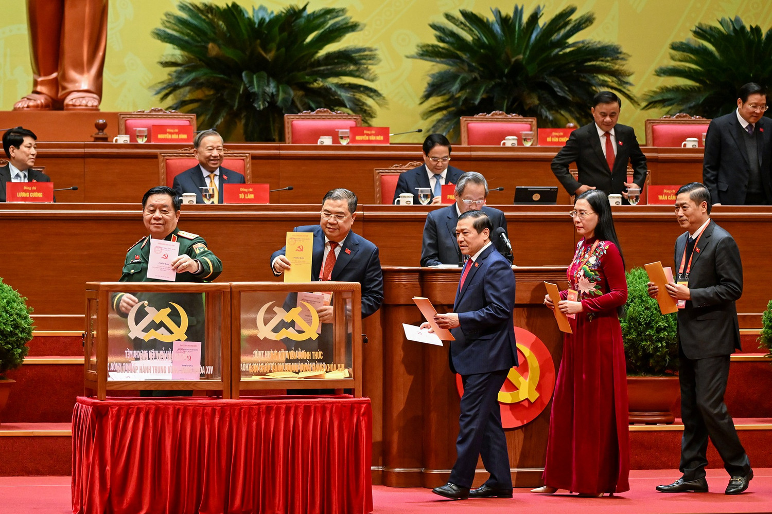 CHÙM ẢNH: Bỏ phiếu Bầu Ban Chấp hành Trung ương Đảng khóa XIV- Ảnh 12.