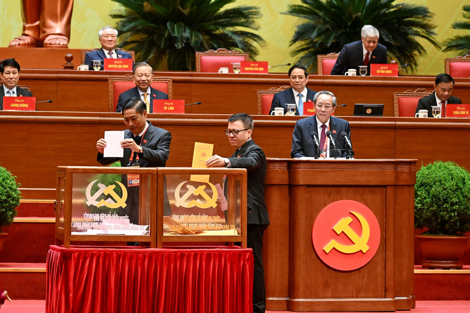 CHÙM ẢNH: Bỏ phiếu Bầu Ban Chấp hành Trung ương Đảng khóa XIV- Ảnh 15.