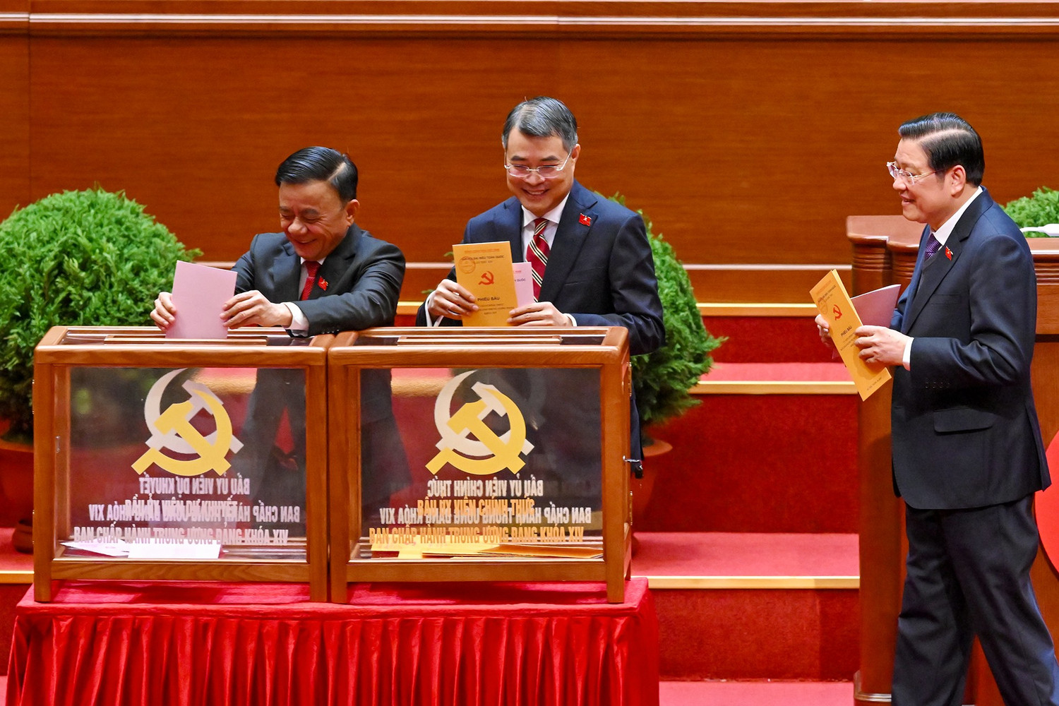 CHÙM ẢNH: Bỏ phiếu Bầu Ban Chấp hành Trung ương Đảng khóa XIV- Ảnh 8.