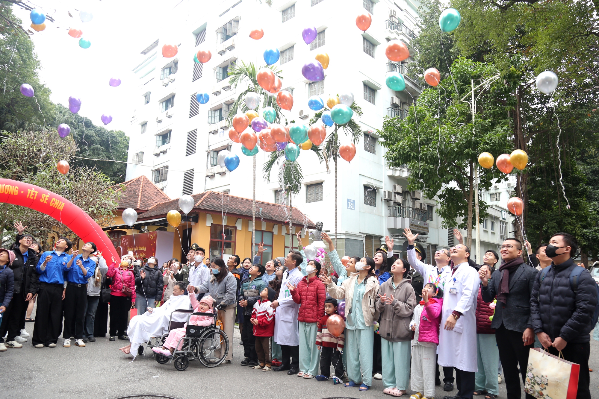 Năm 2025, Bệnh viện Hữu nghị Việt Đức thực hiện hơn 80 nghìn ca đại phẫu- Ảnh 2.