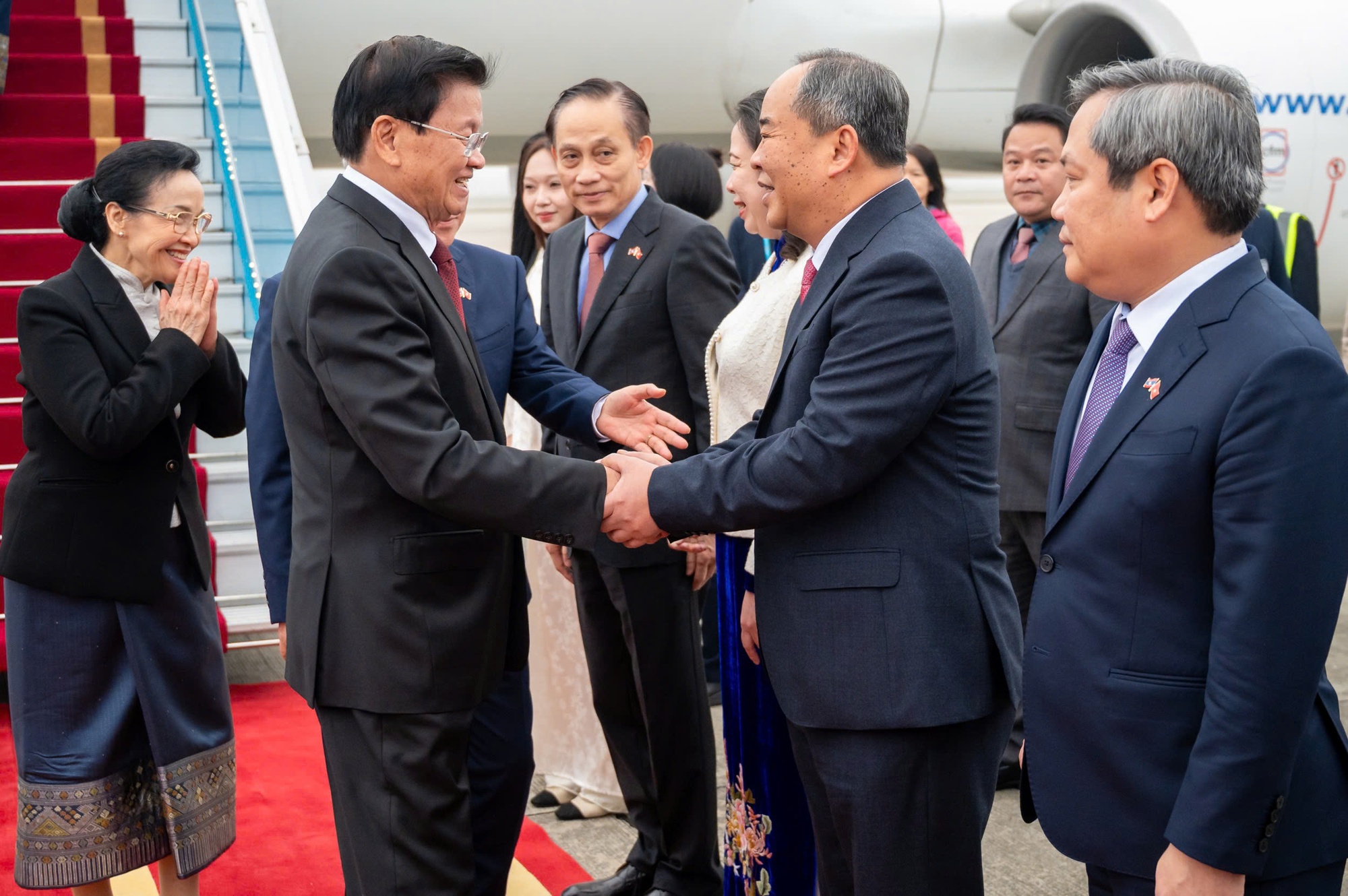 Tổng Bí thư, Chủ tịch nước Lào bắt đầu thăm cấp Nhà nước tới Việt Nam- Ảnh 4.