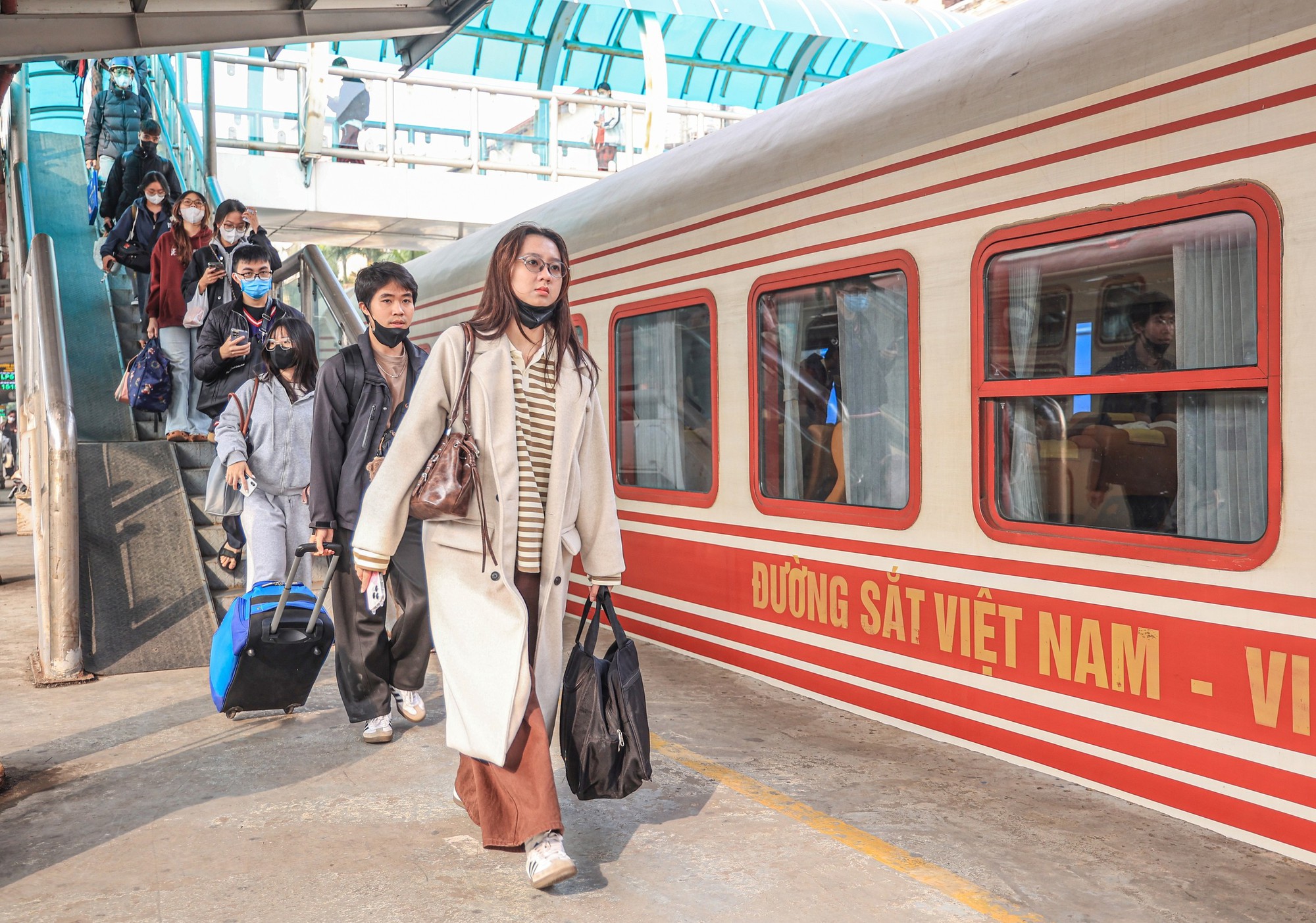 Khuyến cáo hành khách không mua vé tàu Tết qua 'cò vé'- Ảnh 1.