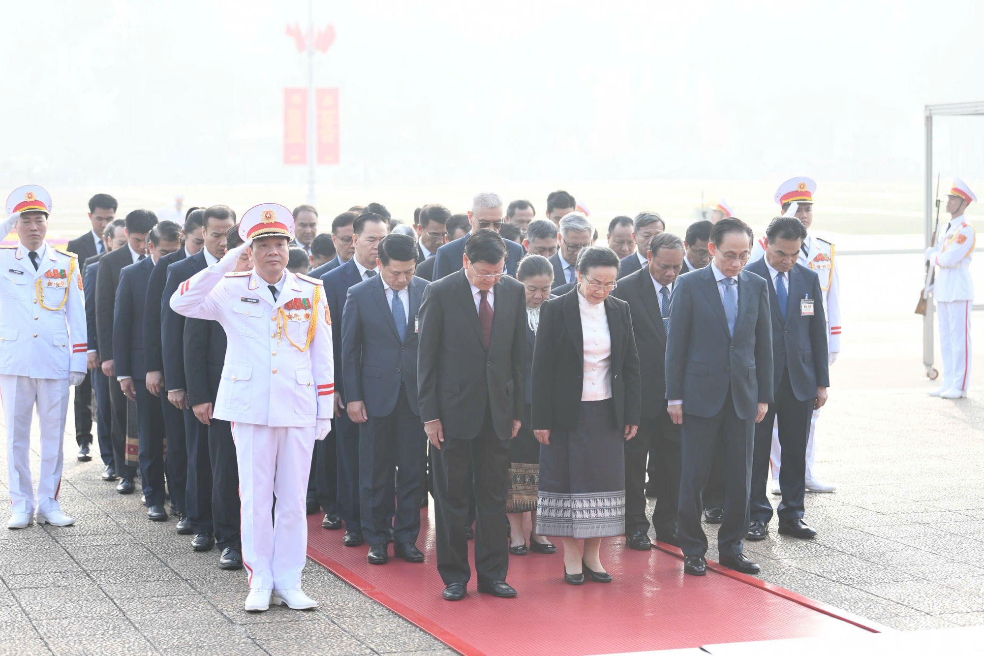 Tổng Bí thư, Chủ tịch nước Lào và Phu nhân vào Lăng viếng Chủ tịch Hồ Chí Minh- Ảnh 3.