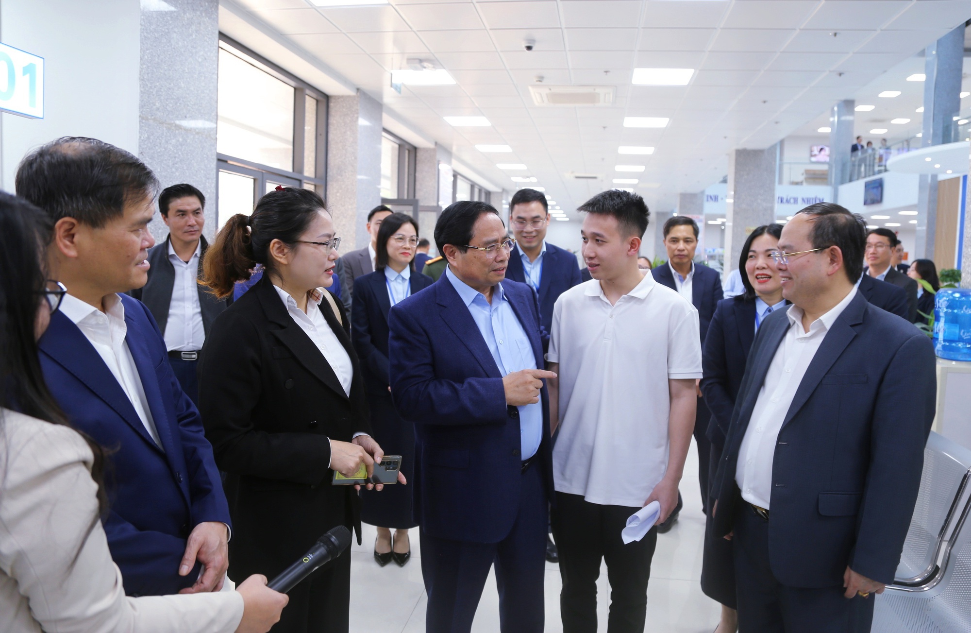 Thủ tướng: Cán bộ Trung tâm hành chính công phải chủ động, tận tâm phục vụ nhân dân- Ảnh 5.