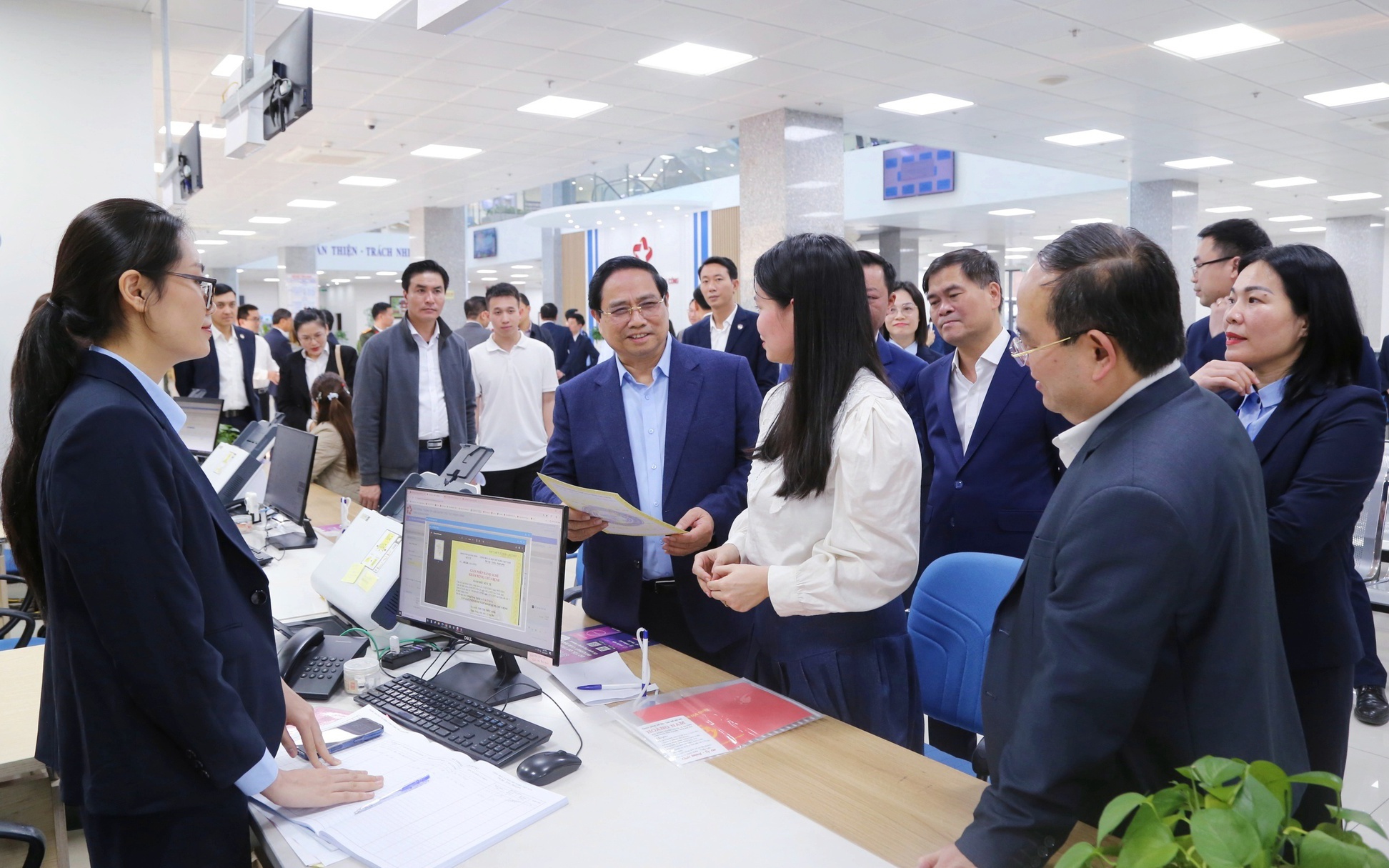 Thủ tướng: Cán bộ Trung tâm hành chính công phải chủ động, tận tâm phục vụ nhân dân