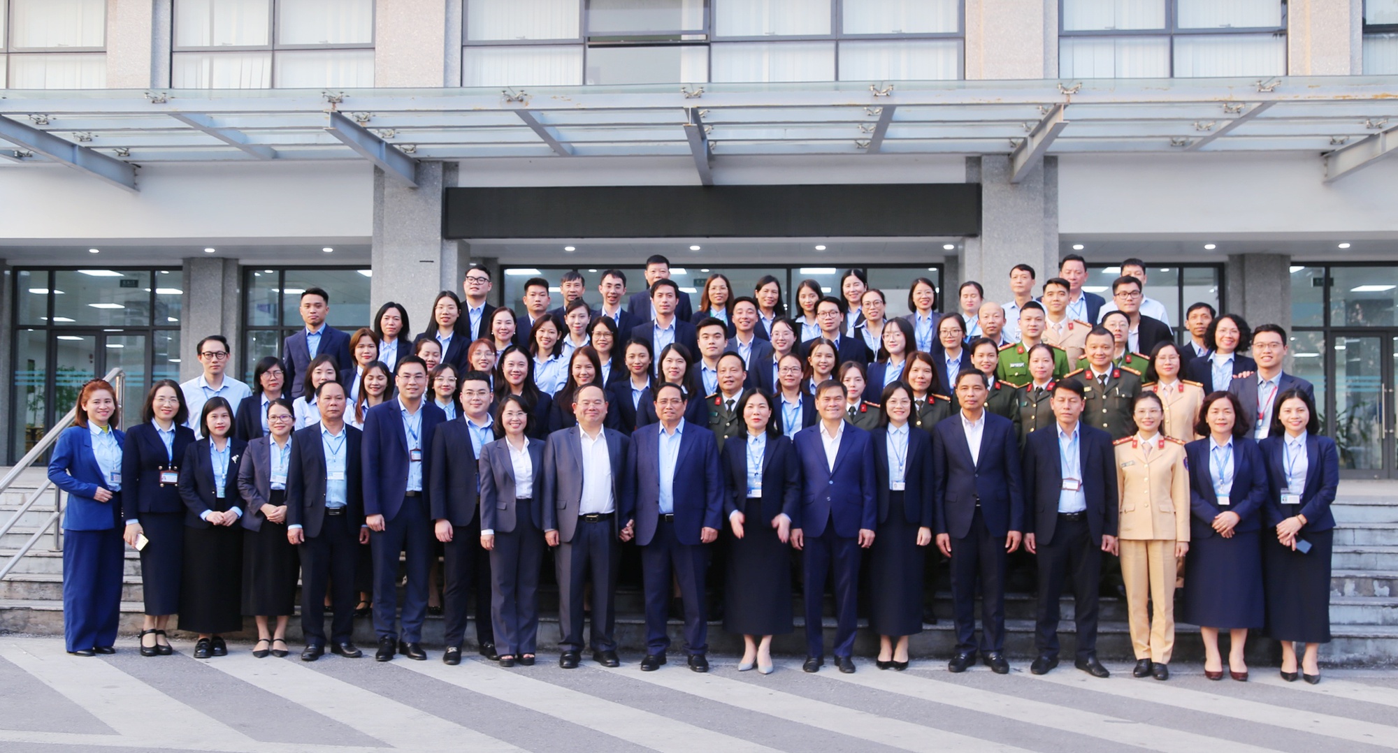 Thủ tướng: Cán bộ Trung tâm hành chính công phải chủ động, tận tâm phục vụ nhân dân- Ảnh 6.