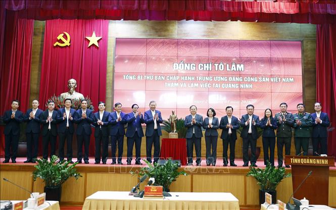 Tổng Bí thư Tô Lâm: Quảng Ninh từng bước trở thành hình mẫu phát triển xanh, hiện đại, sáng tạo và hội nhập quốc tế- Ảnh 4. Tổng Bí thư Tô Lâm: Quảng Ninh từng bước trở thành hình mẫu phát triển xanh, hiện đại, sáng tạo và hội nhập quốc tế- Ảnh 4.