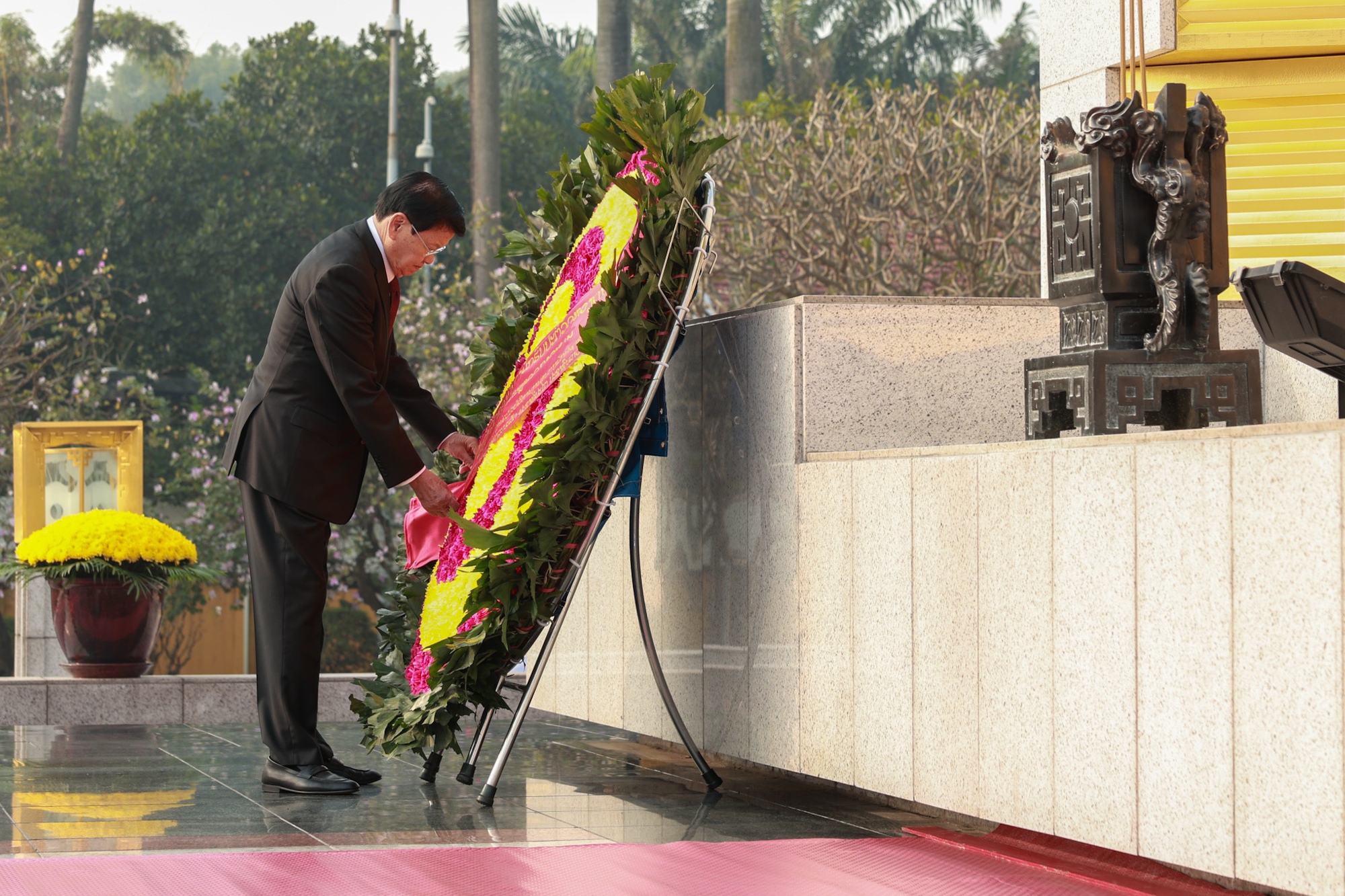 Tổng Bí thư, Chủ tịch nước Lào và Phu nhân vào Lăng viếng Chủ tịch Hồ Chí Minh- Ảnh 5.