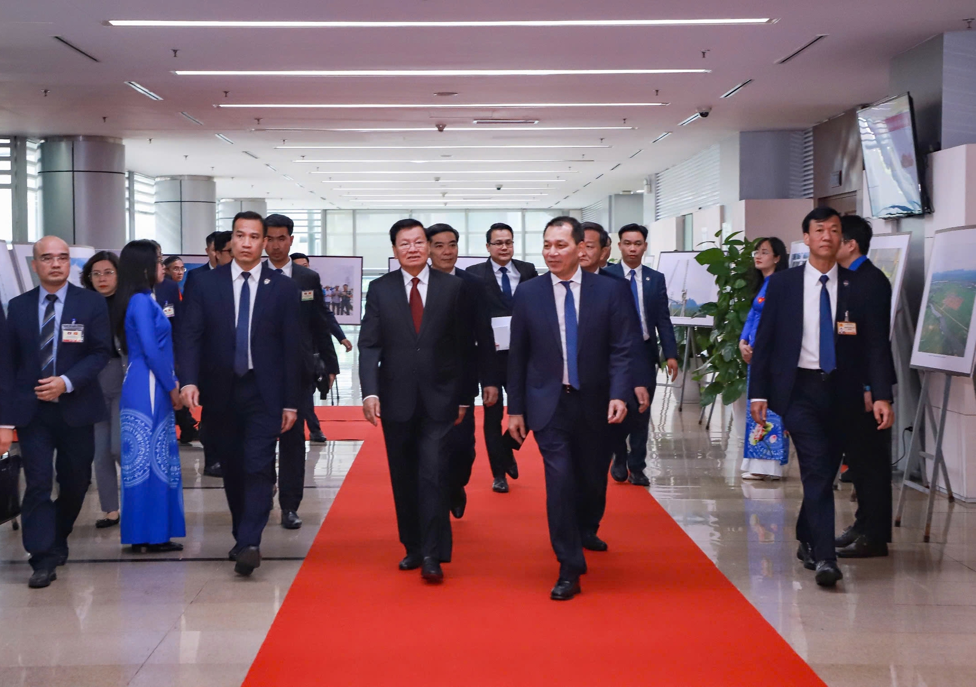 Tổng Bí thư, Chủ tịch nước Lào thăm và làm việc tại EVN- Ảnh 1.