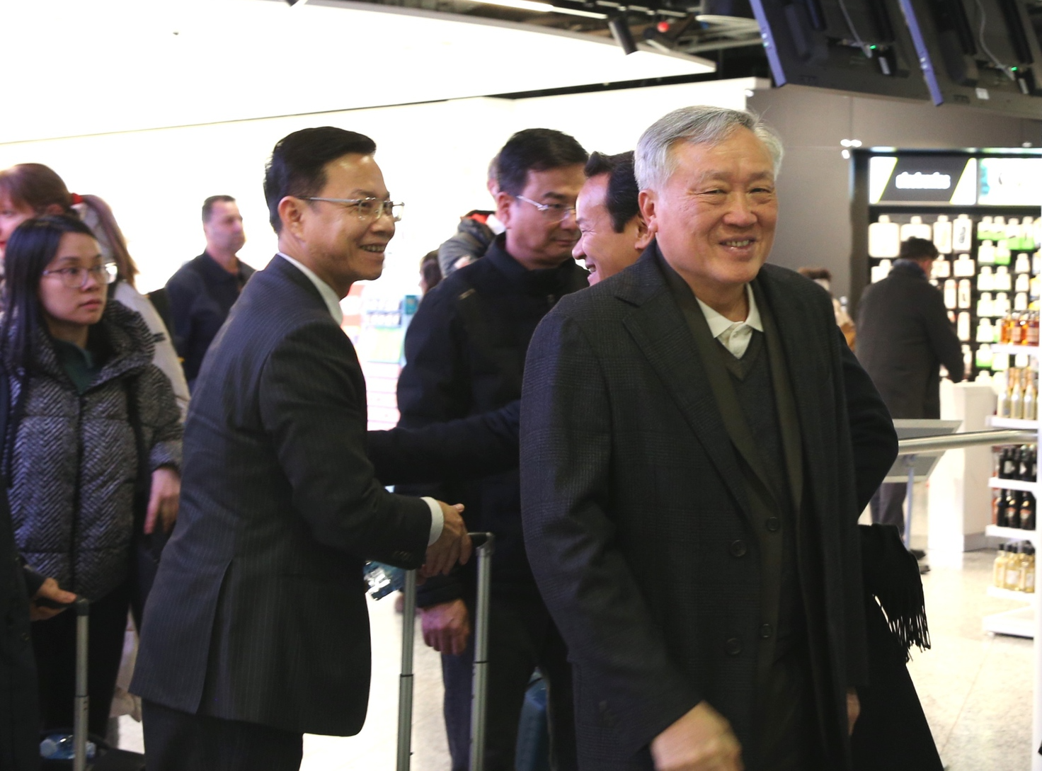 Phó Thủ tướng Thường trực Chính phủ Nguyễn Hoà Bình bắt đầu chuyến thăm làm việc tại Thụy Sĩ- Ảnh 1.