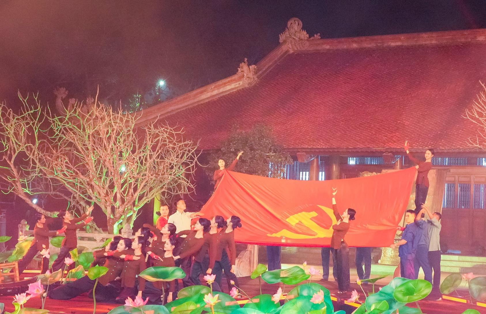 Lãnh đạo Đảng, Nhà nước dự cầu truyền hình kỷ niệm 85 năm Ngày Bác Hồ về nước trực tiếp lãnh đạo cách mạng Việt Nam- Ảnh 15. Lãnh đạo Đảng, Nhà nước dự cầu truyền hình kỷ niệm 85 năm Ngày Bác Hồ về nước trực tiếp lãnh đạo cách mạng Việt Nam- Ảnh 15.