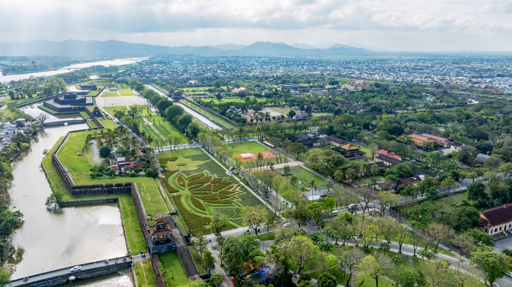 Đóa sen khổng lồ từ hơn 50.000 chậu hoa khoe sắc ở Kinh thành Huế- Ảnh 4.